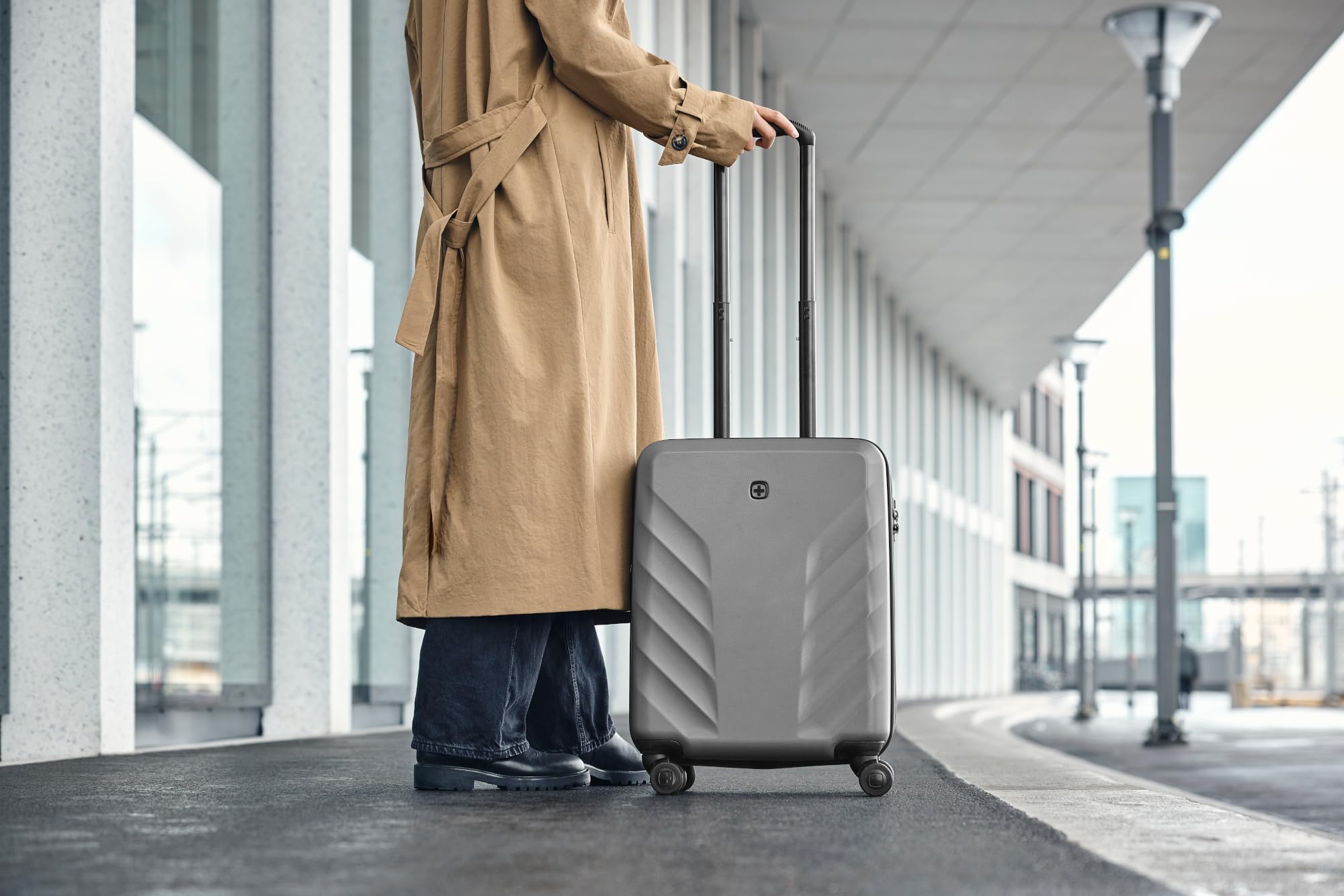 WENGER Motion HS, walizka kabinowa twarda, 4 podwójne kółka, 36 (43) l, zamek TSA, popielaty, 612547