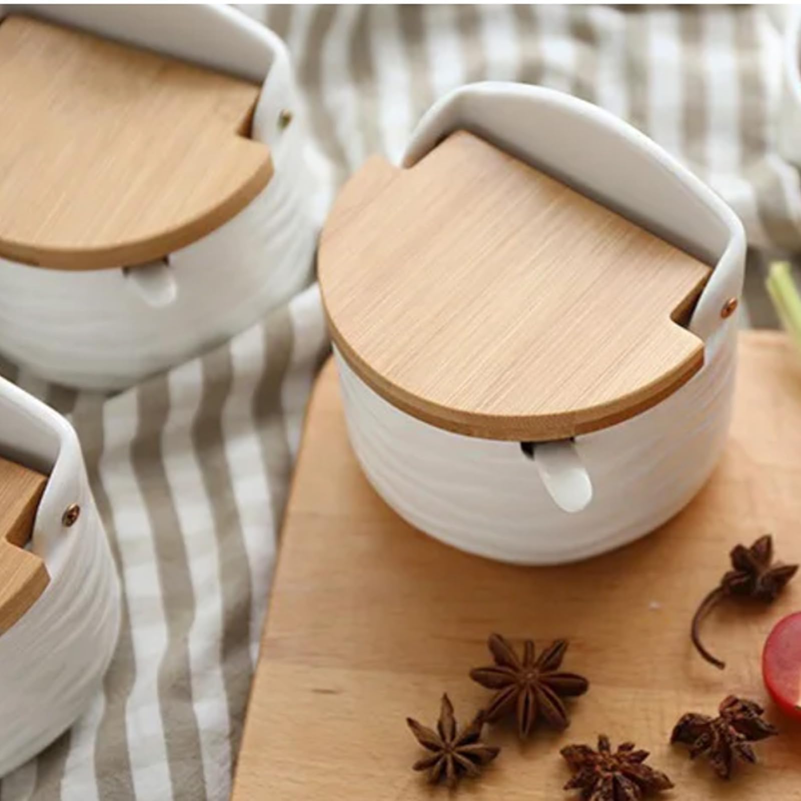 Ceramiczne pudełko na sól z drewnianą łyżką i pokrywką, organizer na przyprawy z podwójną przegródką na zioła, sól, cukier, kuchenny pojemnik do przechowywania przypraw