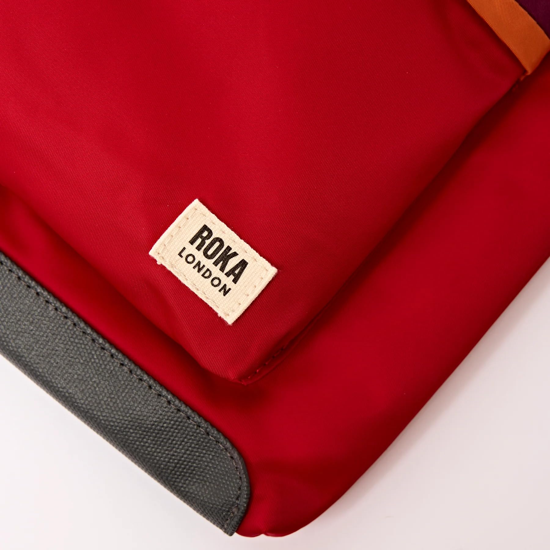 ROKA London Kennington Crossbody Bag – Borsa a tracolla leggera impermeabile per donne e uomini con tracolla regolabile, tasche multiple con cerniera e nylon riciclato