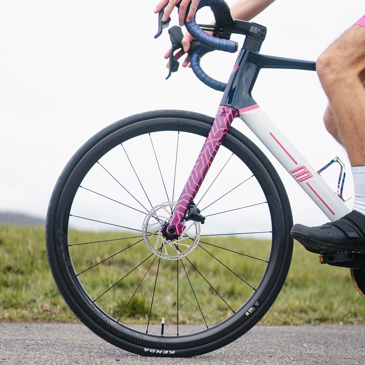 Novatec Jeu de Roues en Carbone pour vélo de Route, 35 mm et 1,275 g, sans tubeless, R3 Disc CL-Pro, Shimano HG