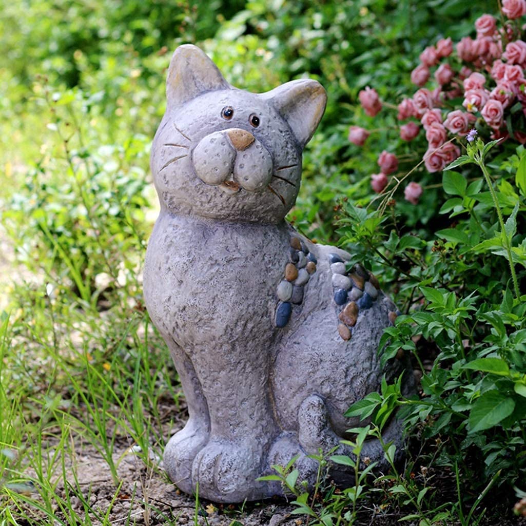 Biała statuetka kota, ogród ogród na zewnątrz willa przedszkole dziedziniec retro nostalgiczna dekoracja