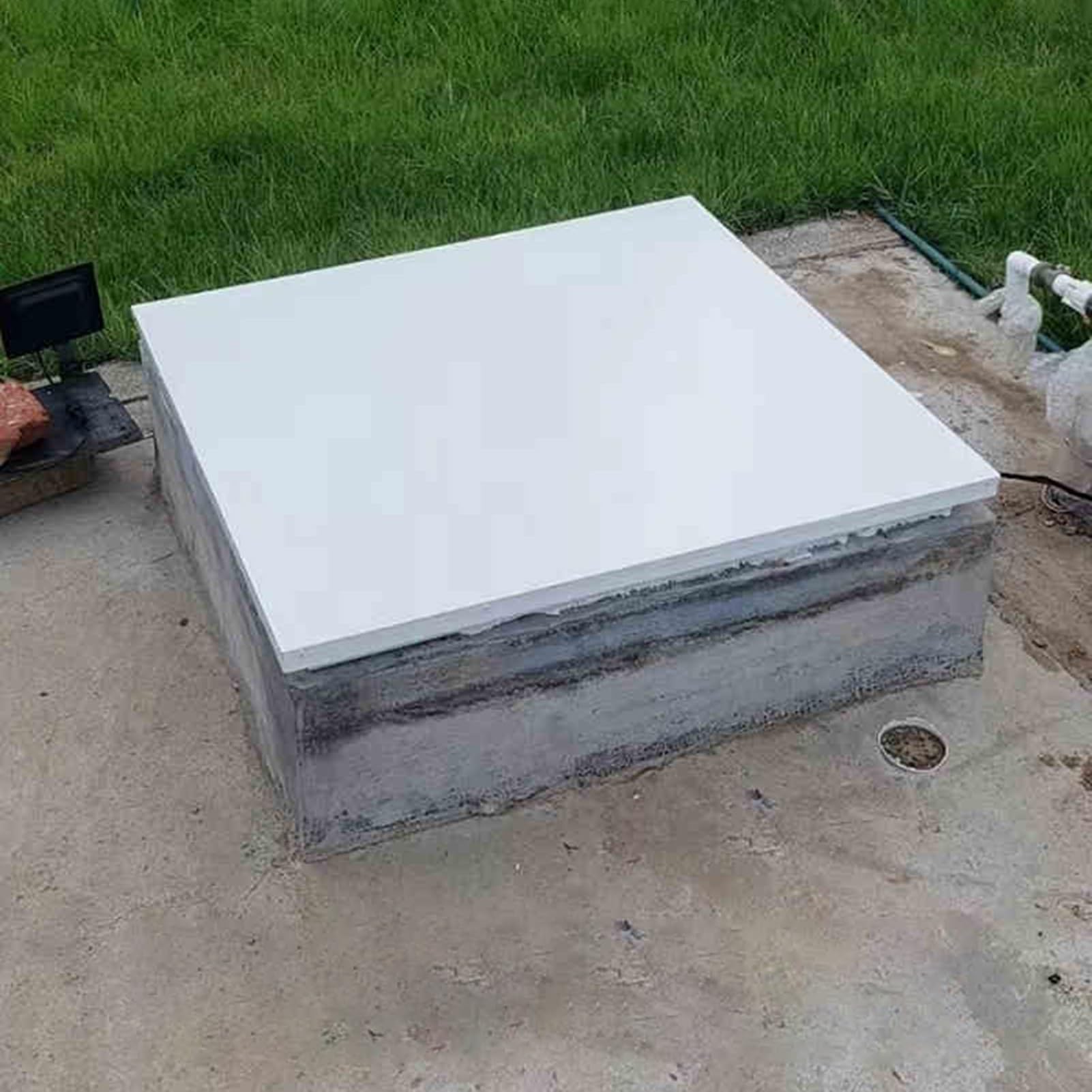 Toit en métal pour trappe d'inspection de toit verrouillable et imperméable pour grille d'aération de grenier et sortie de sous-sol en acier galvanisé personnalisable (102 x 61 cm)