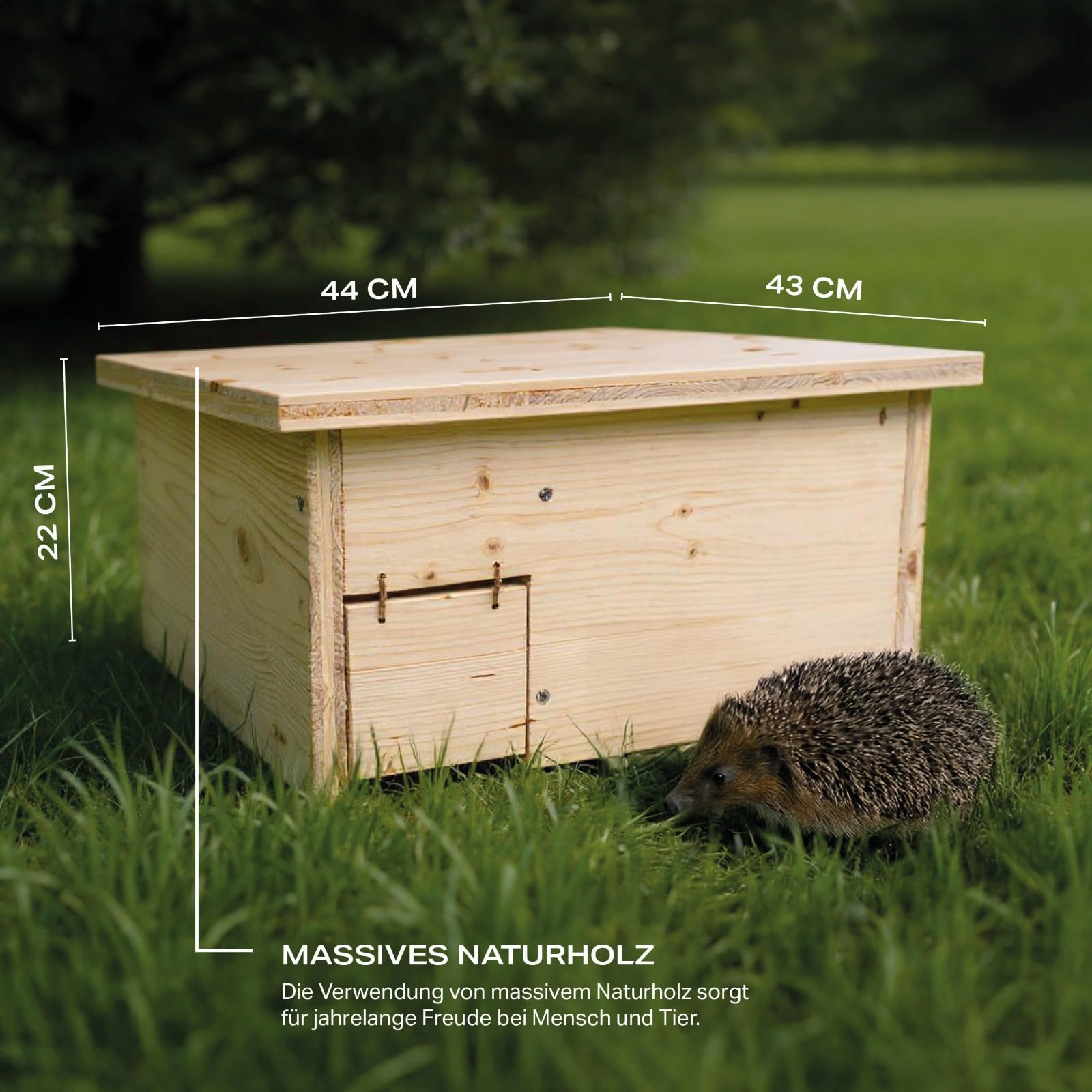 Igelhaus Standard – wetterfestes Holzhaus für Igel im Garten mit Rattenklappe – handgefertigt in Deutschland von Menschen mit Behinderung (44 x 43 x 32 cm)