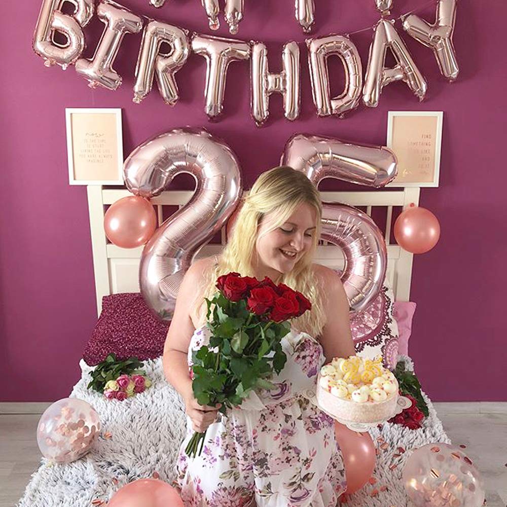 Feestelijke Verjaardagsillustratie In Pastelkleuren Met Een Bos Heliumballonnen Gouden Folieballonnen In De Vorm Van Het Getal 75 En De Letters Happy Birthday To You Op Beige Achtergrond 137586962