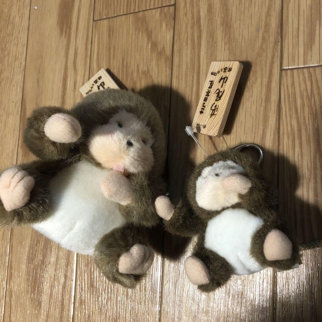 Amazon.co.jp: 高尾山 猿のぬいぐるみキーホルダー 鈴 大小2個