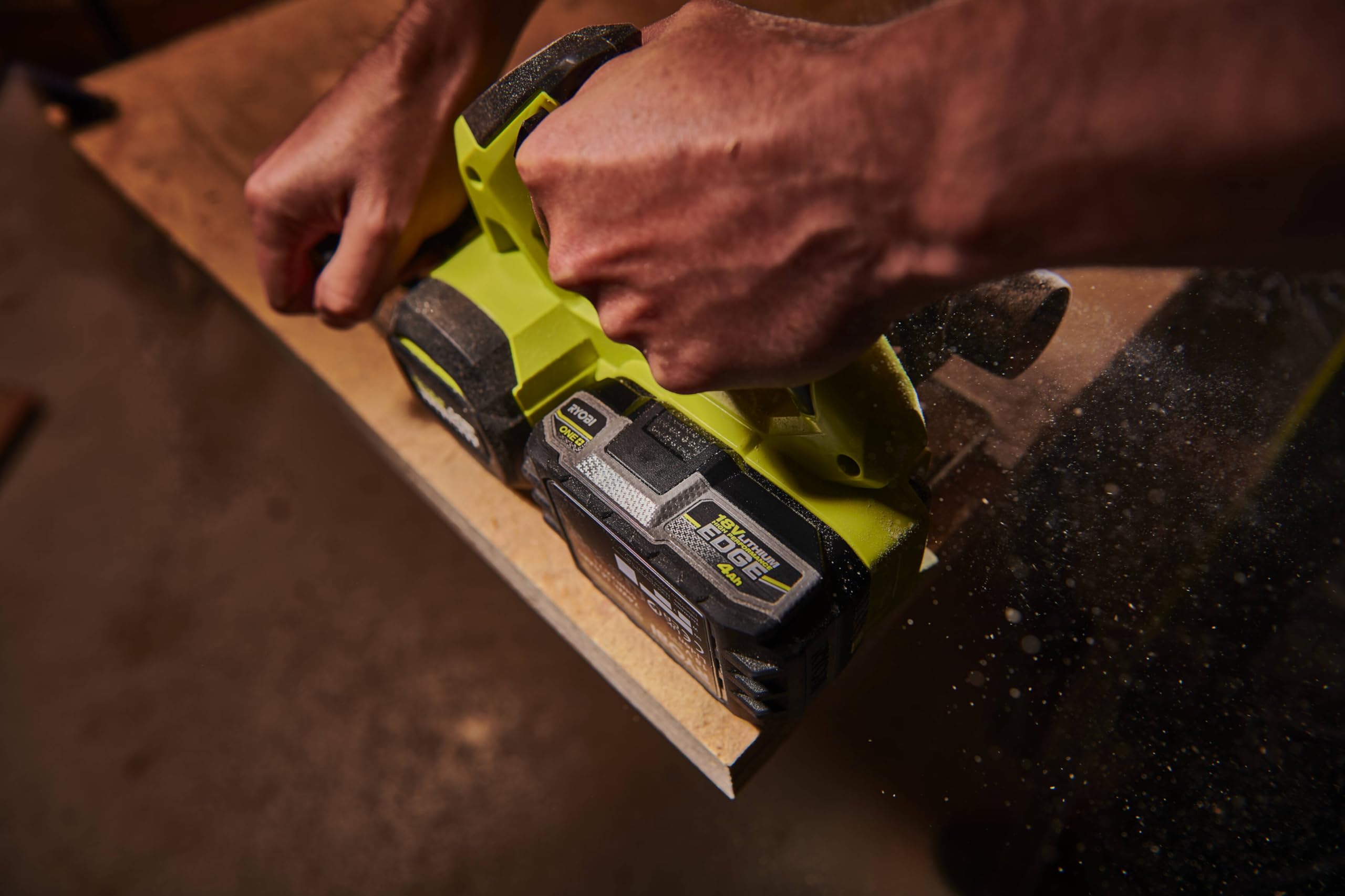 RYOBI Starterset RC18120-242X, 1 x Lithium+ Akku 18 V – 4,0 Ah, 1 x Kompakt-Lithium-Akku + 18 V 2,0 Ah und 1 x Ladegerät 2,0 A