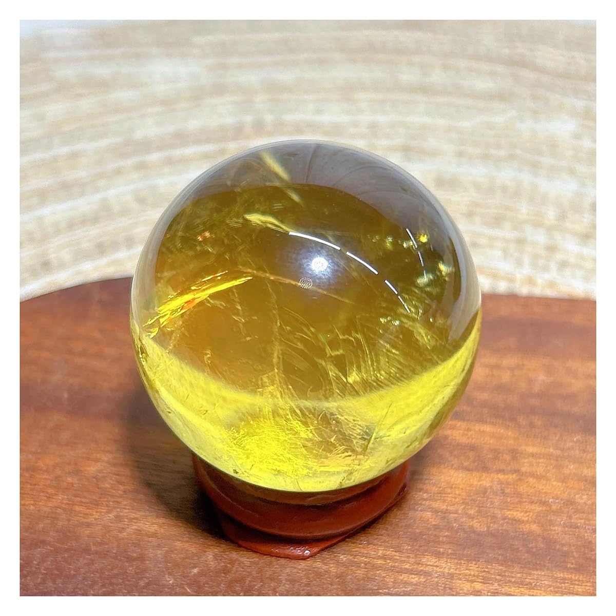 Esfera de citrino natural arcoíris de 105g elimina la monotonía de tus estantes