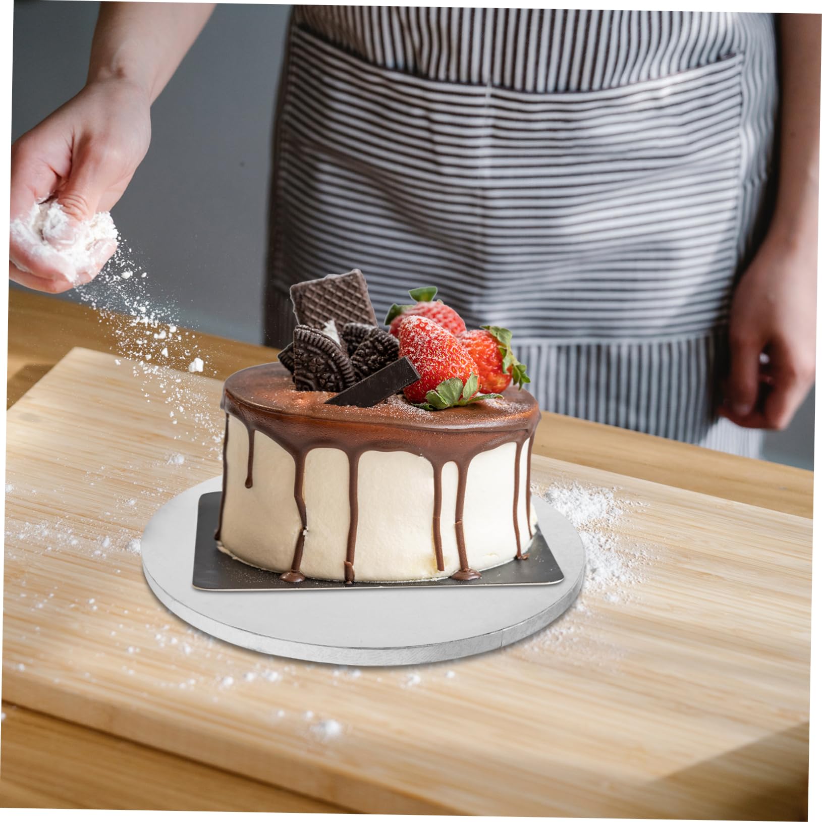 Cabilock Sottotorta Tondo Argentato 4 Pezzi, Riutilizzabile in Foglio di Alluminio e Carta Ondulata, Superficie Liscia, per Decorare Torte e Pasticceria