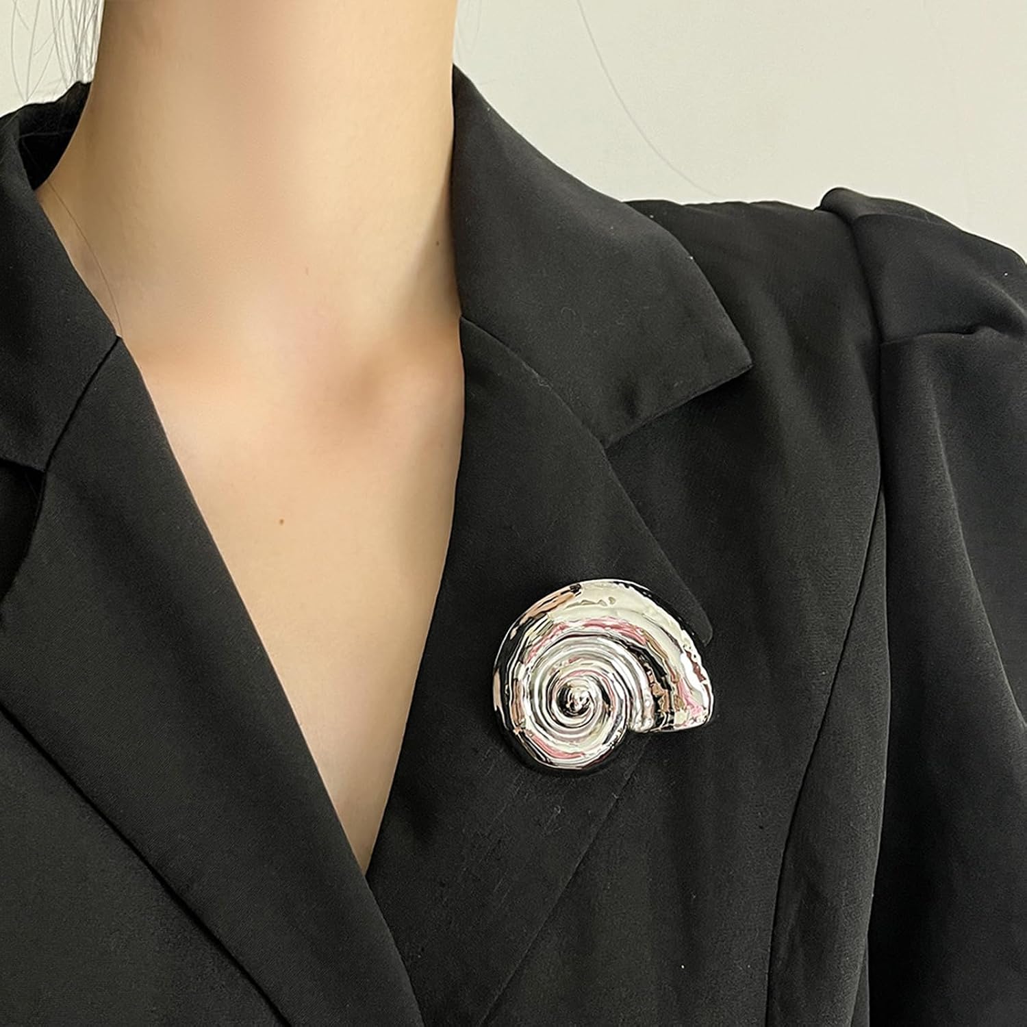 Shell Conch Pin for Women Gold Chunky Lapel Brooch Boho Conch Spiral Pin Unique Seaside Ocean Brooch Trendy Beach Jewelry Accessories