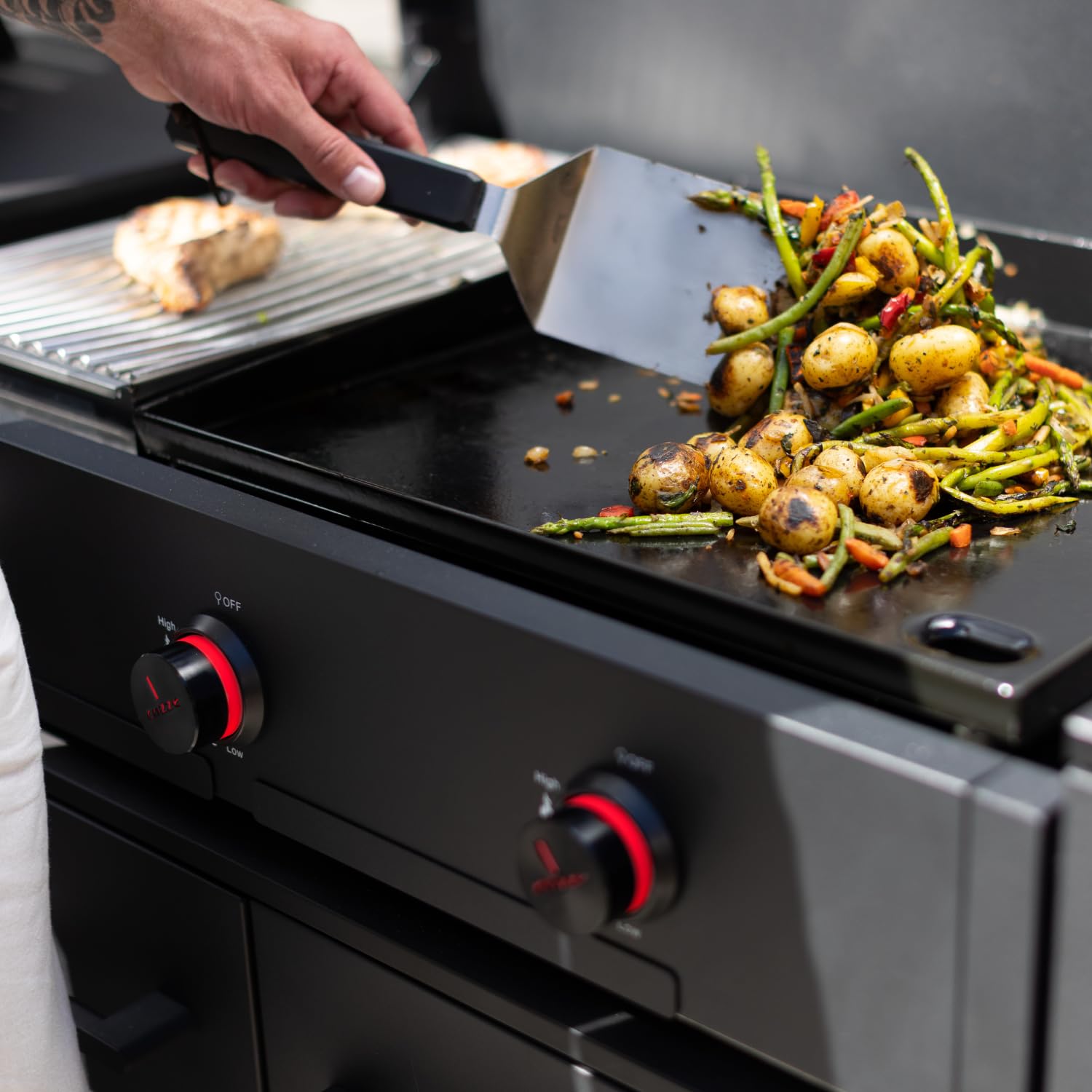 Cozze® Combo 900 – 2-en-1 Barbecue Gaz avec Plancha & Grill Viande | Station Cuisine 7,5kW avec Brûleur Infrarouge, Grande Plancha Fonte Émaillée 53cm, Allumage Rapide & Boutons Lumineux LED