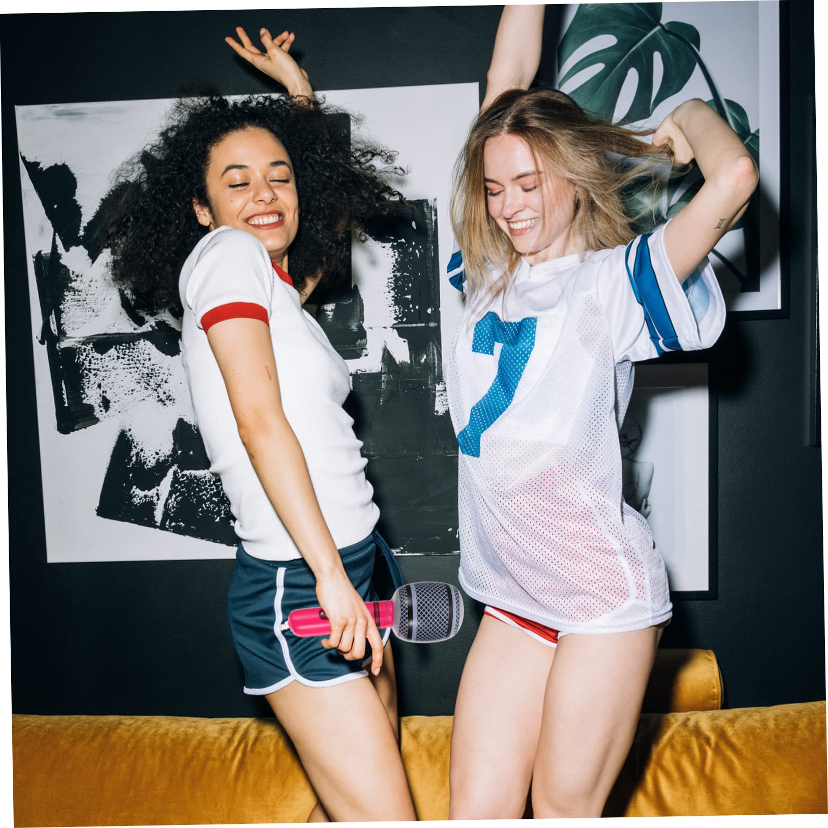 I Pupazzi Di Neve Ed I Cervi Dei Giocattoli Del ` S Del Nuovo Anno Posano Contro I Canali Di Notte Di Amsterdam Image80327869 - Foto 4