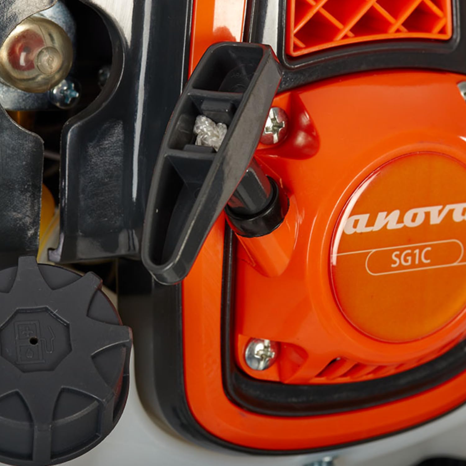 ANOVA - Soplador Gasolina | 1,1 HP - 0,8 KW | 26 CC | 4,5 KG | Volumen Aire 10.5 M³/MIN | Velocidad Aire 60 M/S | para Limpieza de Hojas, Recortes y Restos en Jardines y Aceras | Arranque Manual