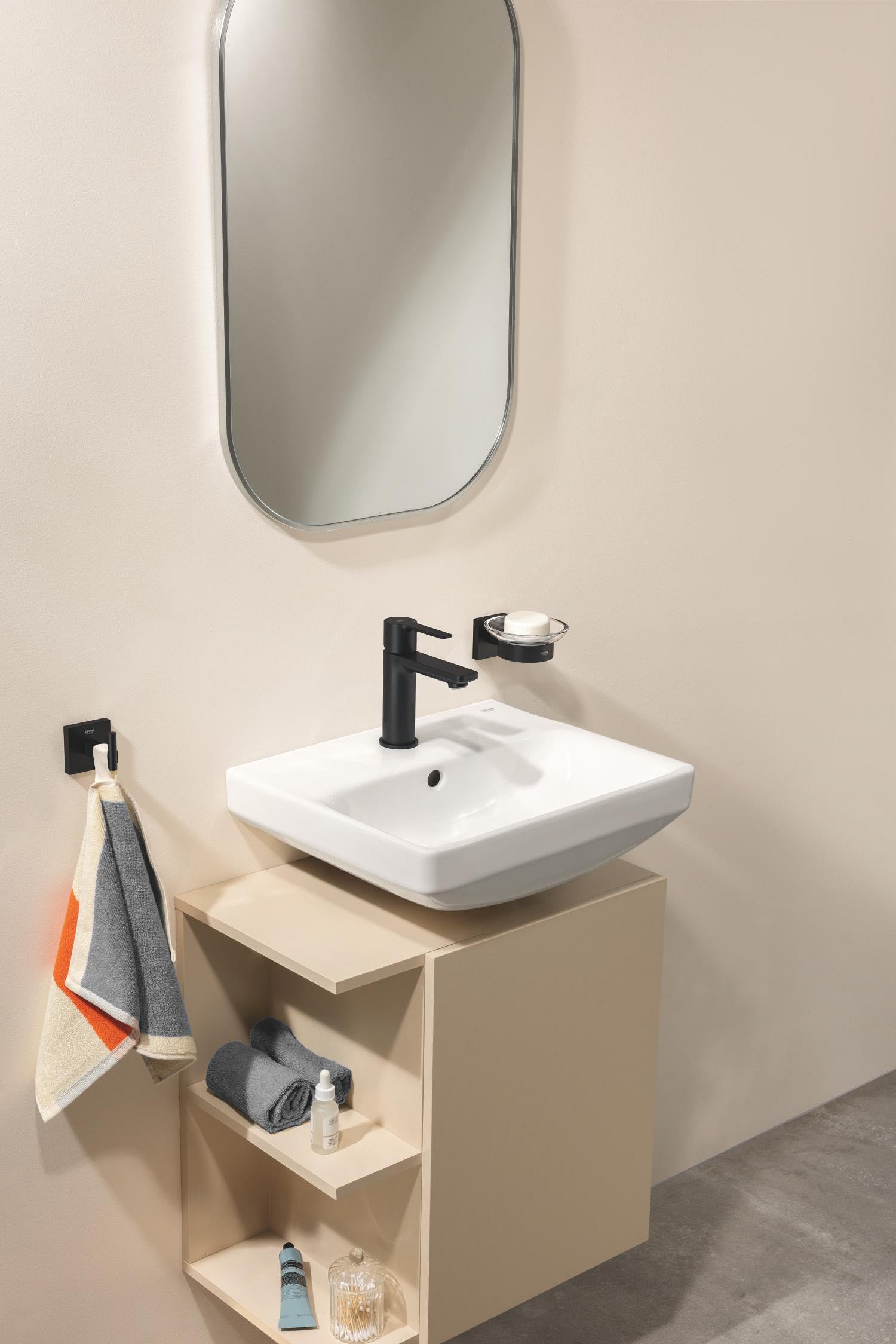 GROHE Lineare – Grifo Monomando de Lavabo de Cuerpo Liso con Vaciado Push-Open (Sobre Repisa, Tamaño XS 155 mm, Cartucho Cerámico 28 mm, Ahorro de Agua, Flexibles 3/8"), Negro Mate, 237912431