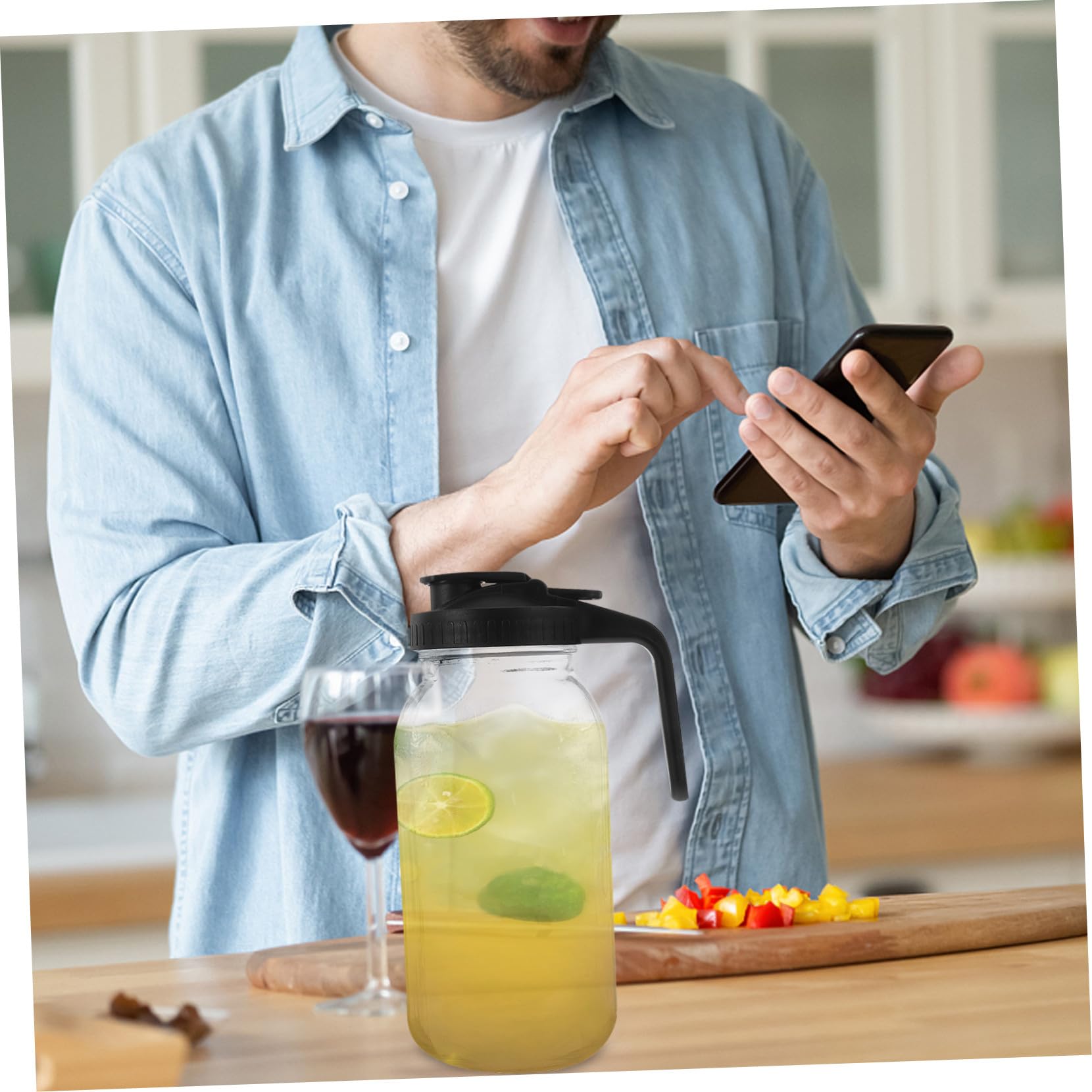 TOYANDONA Jarra de Agua Hogar de 64 Oz con Tapa y Mango, Vidrio y Pp, Capacidad Grande y Diseño Antigoteo para Agua Fría y Jugos en Interiores