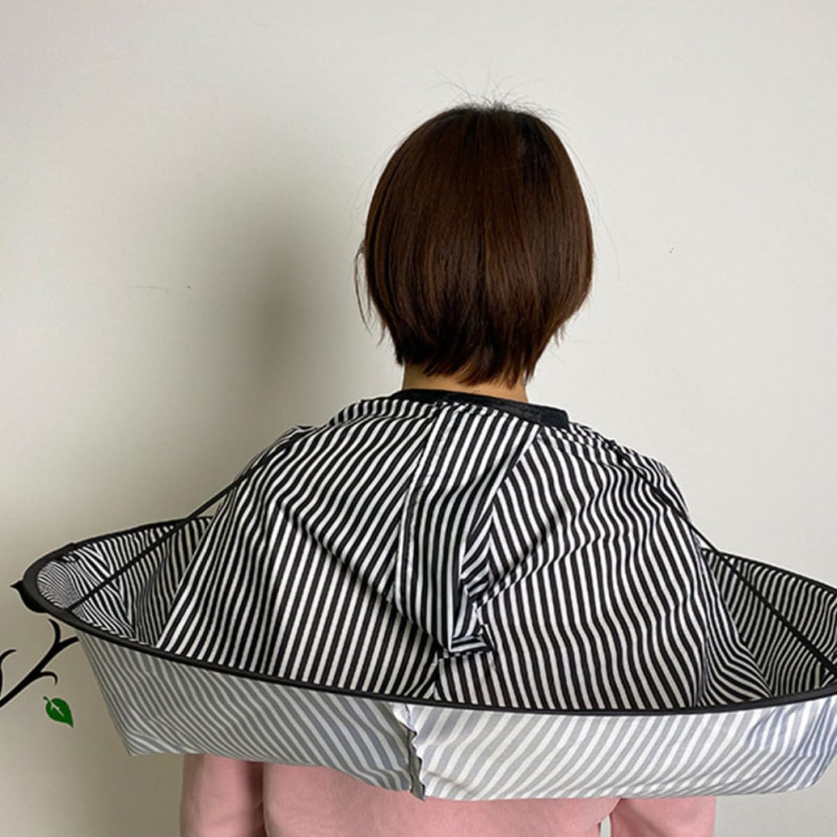 Professional Haircut Cape for Adults Soft and Comfortable Cloth Hair Cutting Apron Portable Salon Hairdressing Cape Suitable for Hair Cutting Salon Use