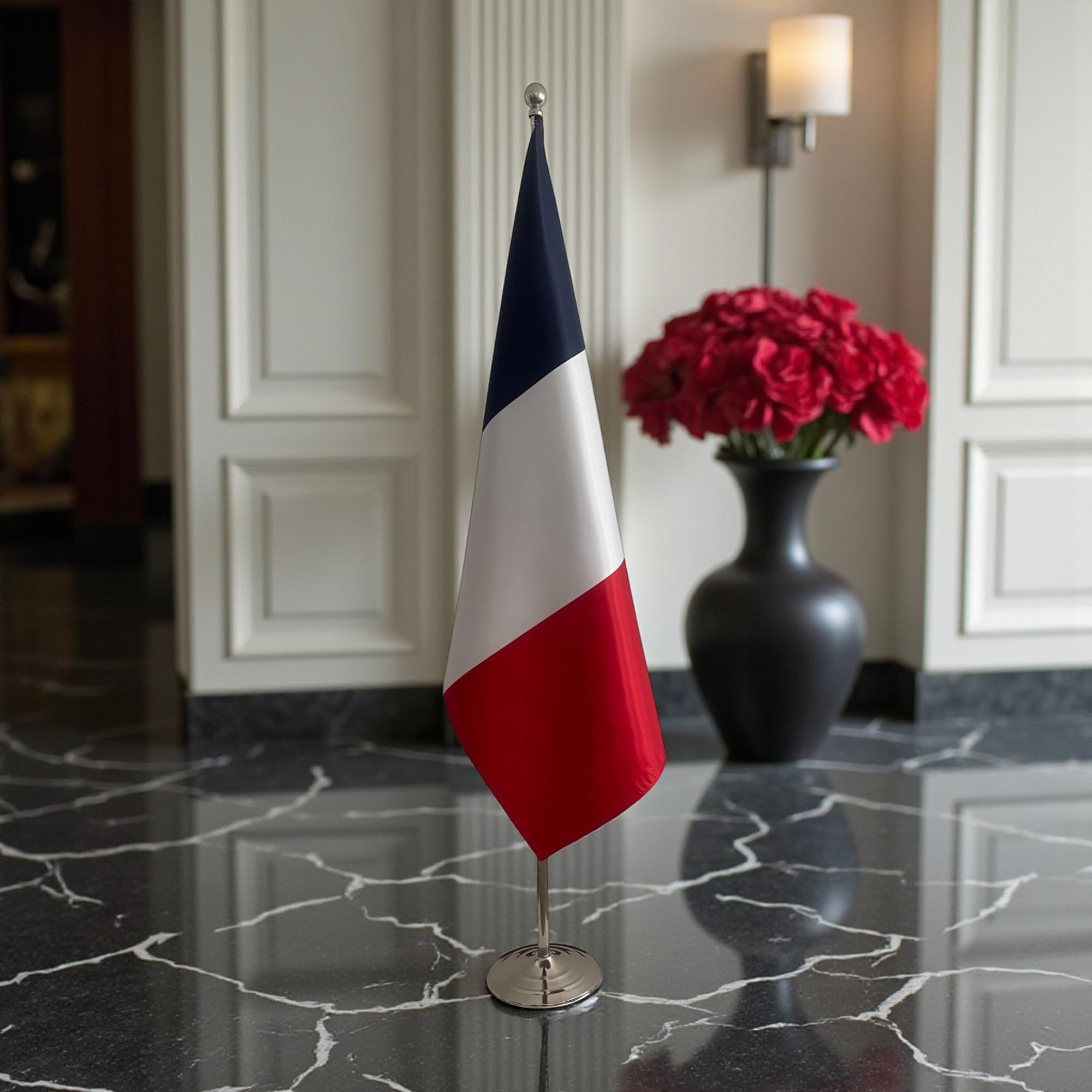 Drapeau France sur pied avec mât – Affichage Officiel pour Ambassades, Bureaux, Salles de Réunion et Événements Diplomatiques. Code CN1-FR