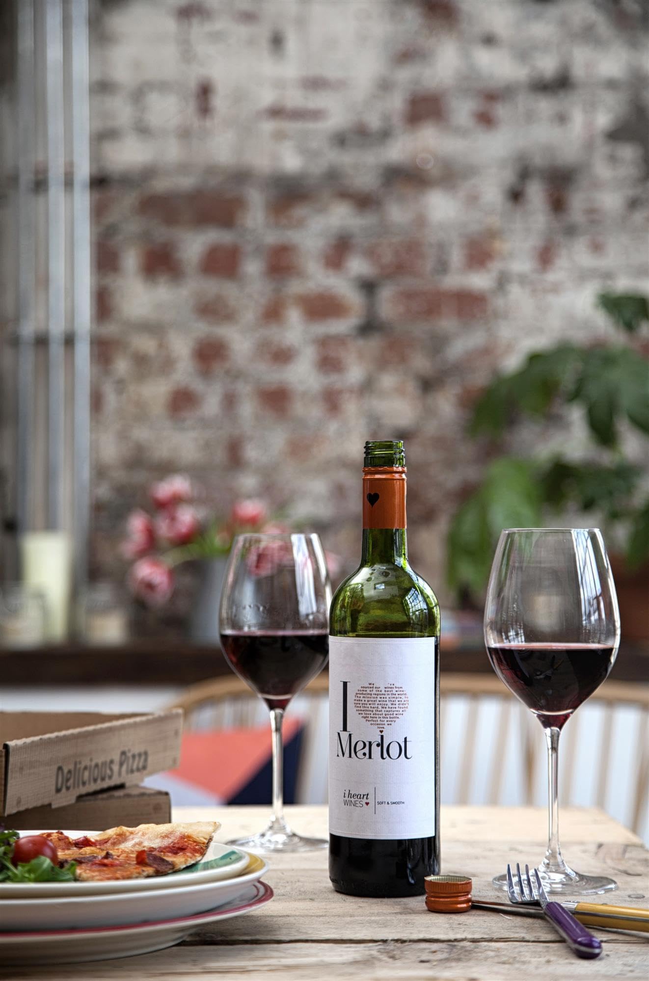 I heart Merlot Wein (9 x 0.75 l) - sanfter, trockener Rotwein, Aromen schwarzer Früchte und Kirsche, modern, frisch, fruchtig, leicht, zu Spaghetti Bolognese, Gulasch oder anderen Fleischgerichten