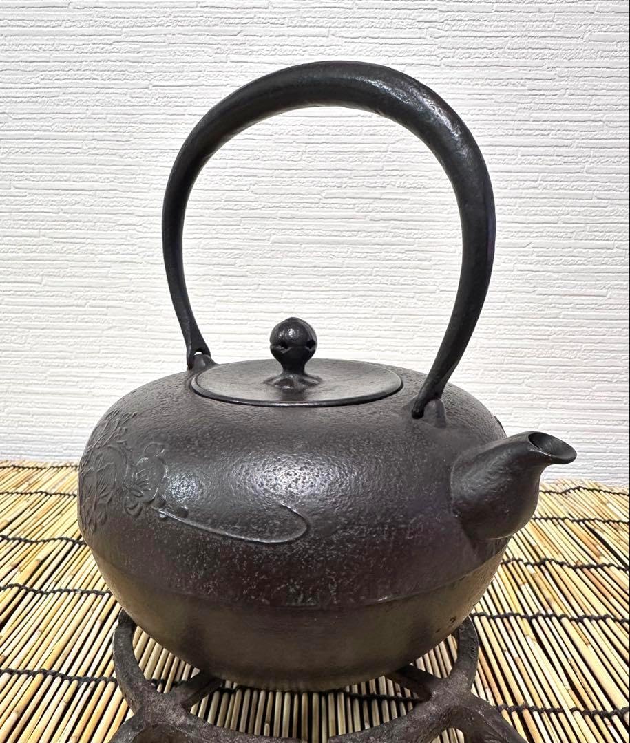 新品、供箱等付属品付 南部藤枝工房 藤枝 昌行作 梅肌文様 南部鉄瓶 南部鉄器 供箱等付属品付 南部藤枝工房 藤枝 昌行作 梅肌文様 南部
