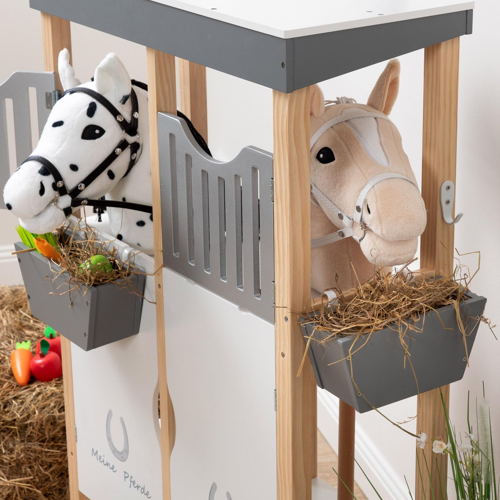 ELLA & PIET® Hobby Horse Stall Shelty aus Holz mit 2-teiliger Stalltür (Holz-Weiß) Pferdestall