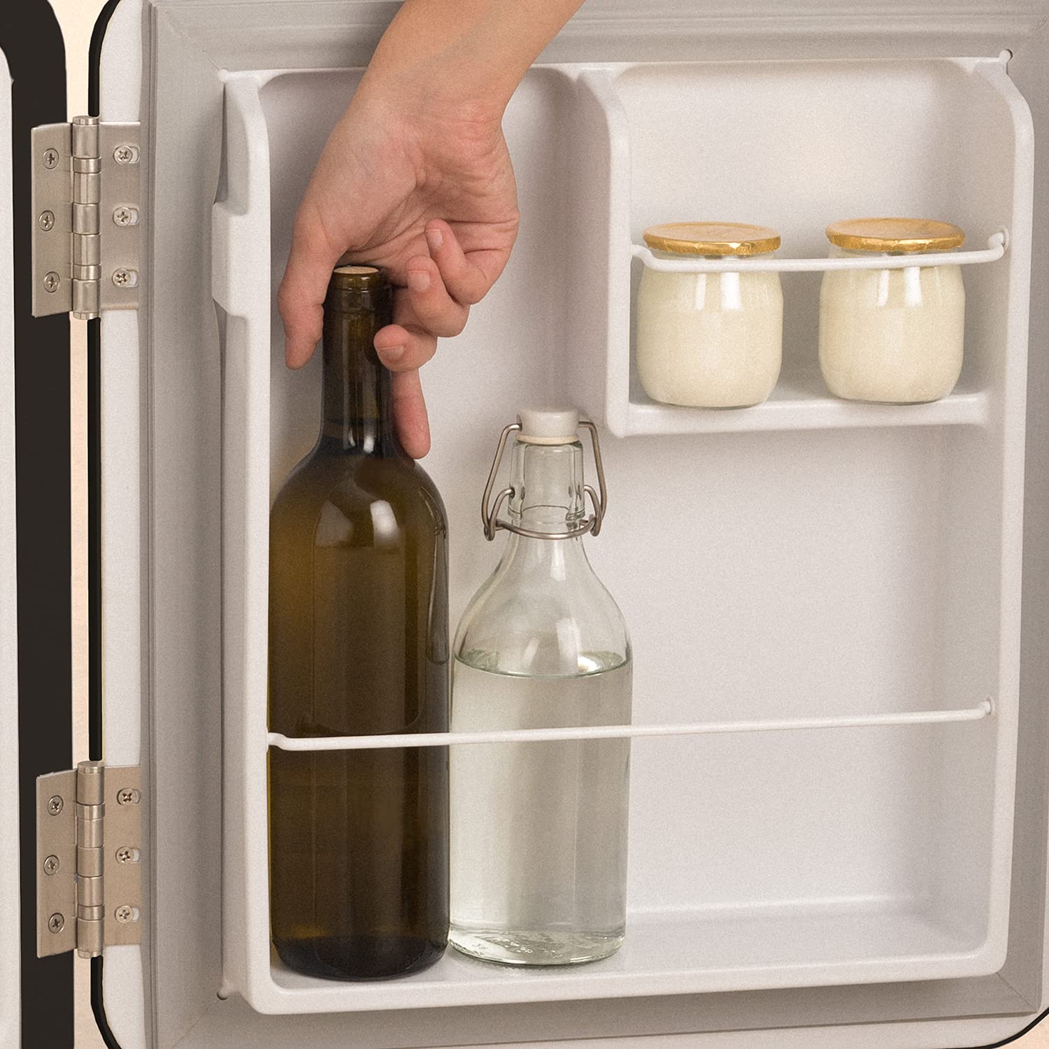 CREATE / RETRO FRIDGE 50 GOLD/Frigorífico negro maneta oro / 85W, minibar, un estante, diseño retro, 50 cm, dos repisas, capacidad de 48L, bajo consumo, 50x44x49,8 cm — view 7