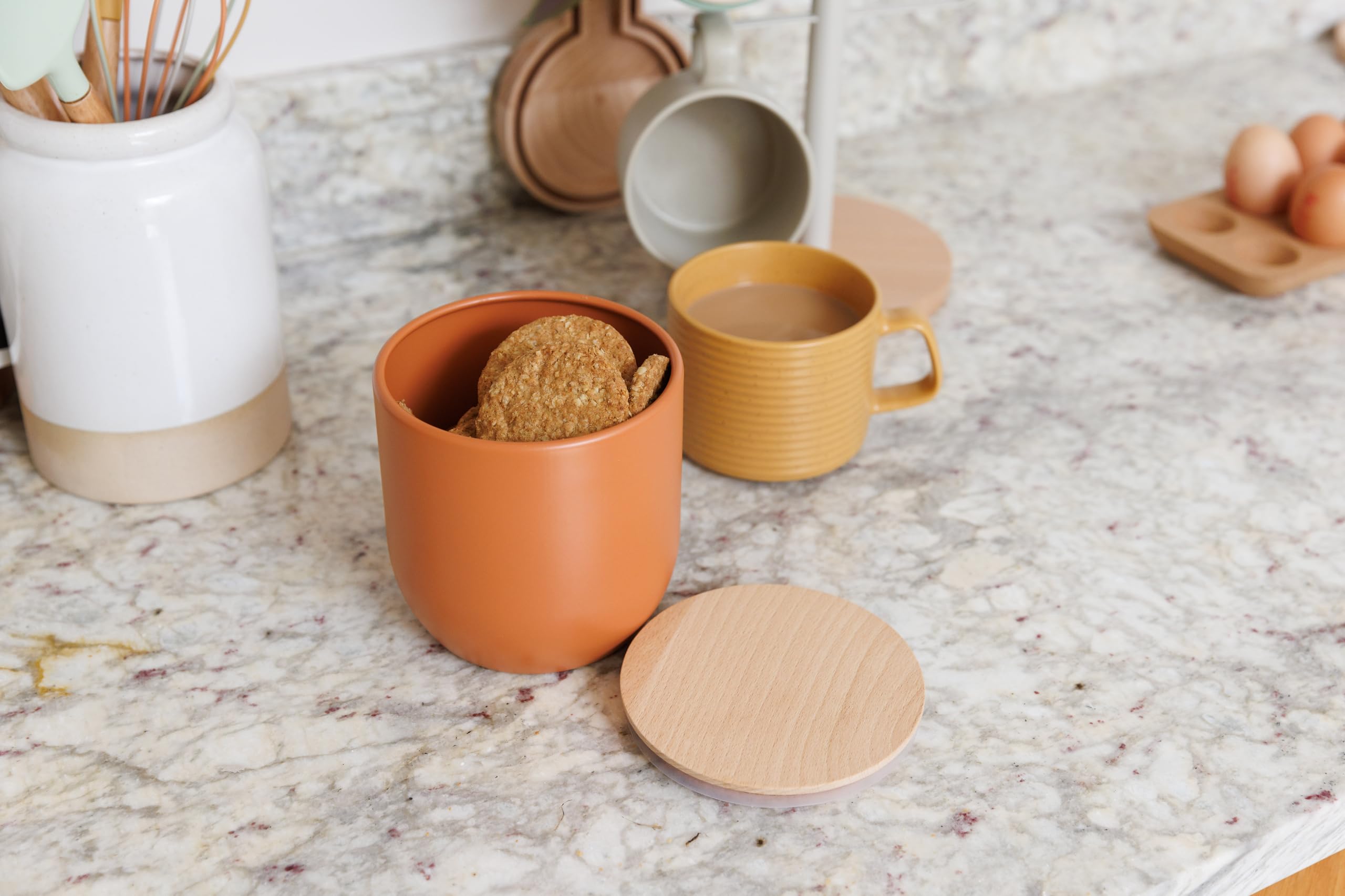 KitchenCraft Idilica Pojemnik kuchenny z hermetyczną pokrywką, okrągły pojemnik z drewnianą pokrywką i matowym wykończeniem na herbatę, kawę lub cukier, 12 x 12 cm, terakota