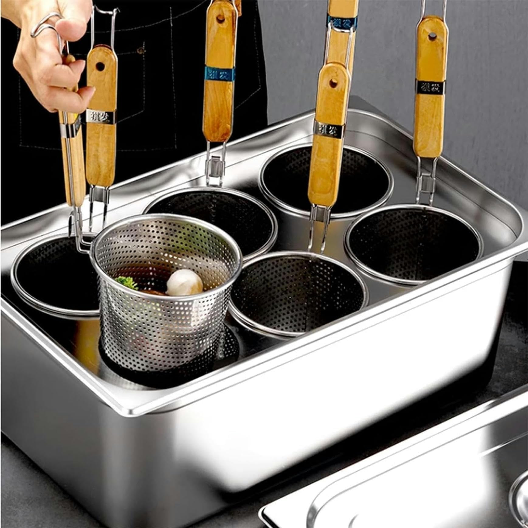 Ustensile de cuisson des légumes et fruits de mer sur inox