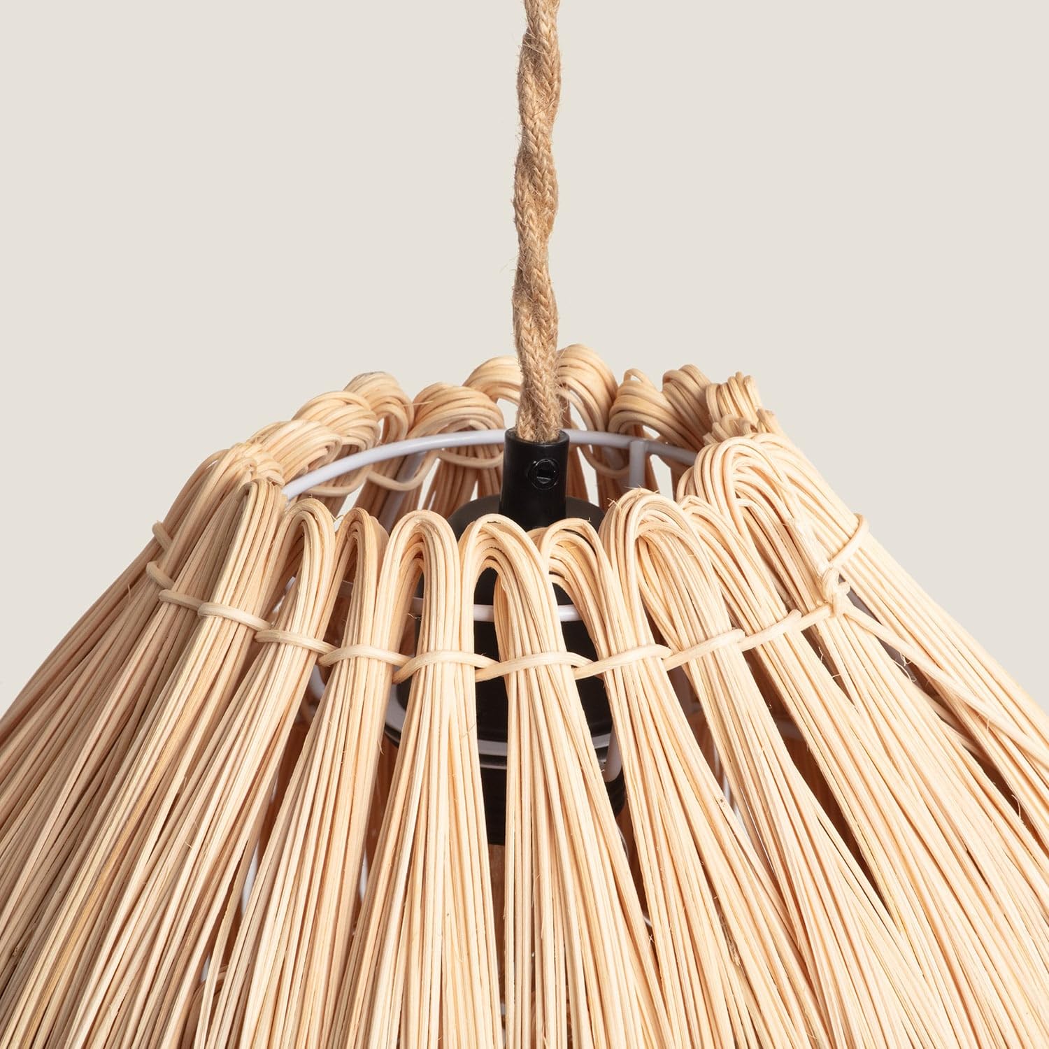 LEDKIA Lámpara Colgante Ratán Kathu Manyoya Natural | Diseño Natural y Elegante | Compatible con Bombilla LED E27 | Uso Interior | Cable Ajustable