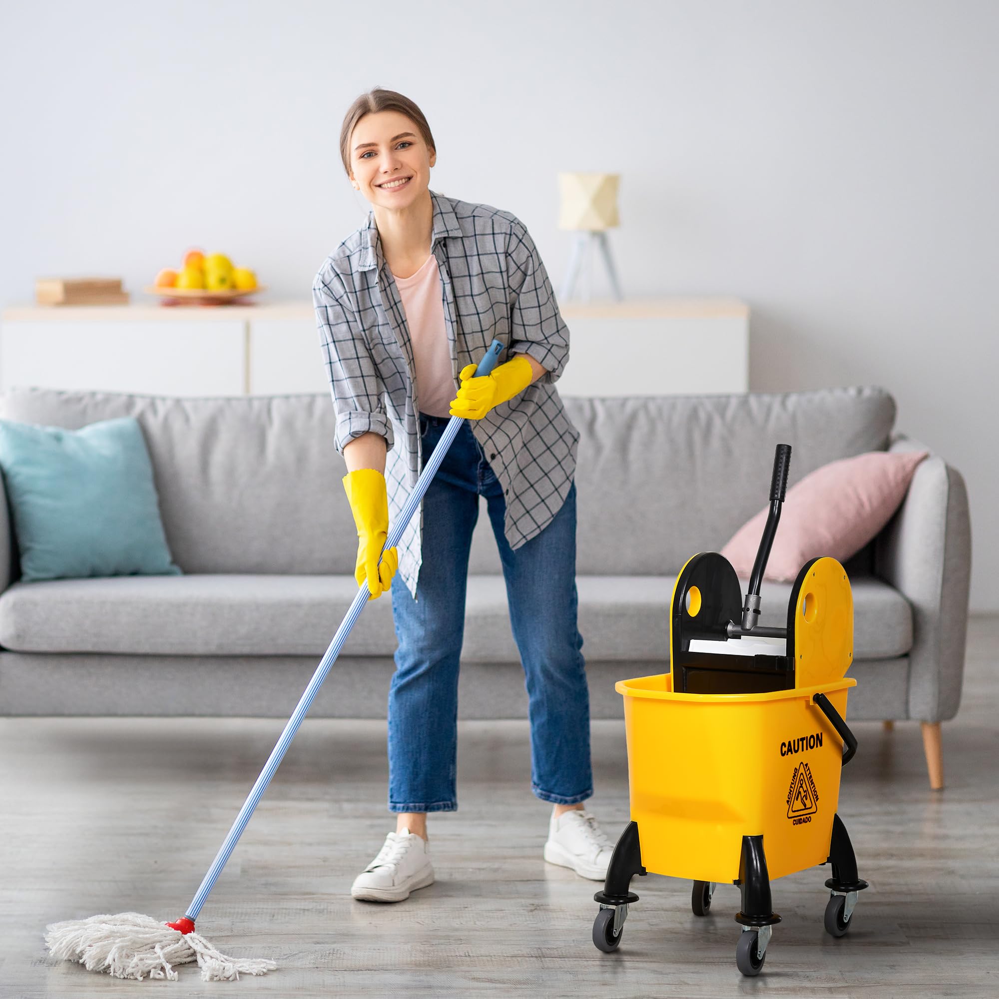 HOMCOM - Carro de limpieza, carrito de limpieza profesional con cubo, capacidad de 26L con escurridor, carro de mantenimiento, 44 x 36 x 90 cm, amarillo