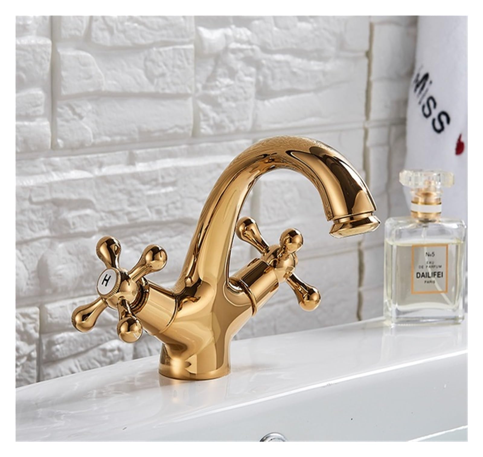 Grifo bidet para baño de estilo clásico dorado que renueva la decoración del lavabo con su caño giratorio