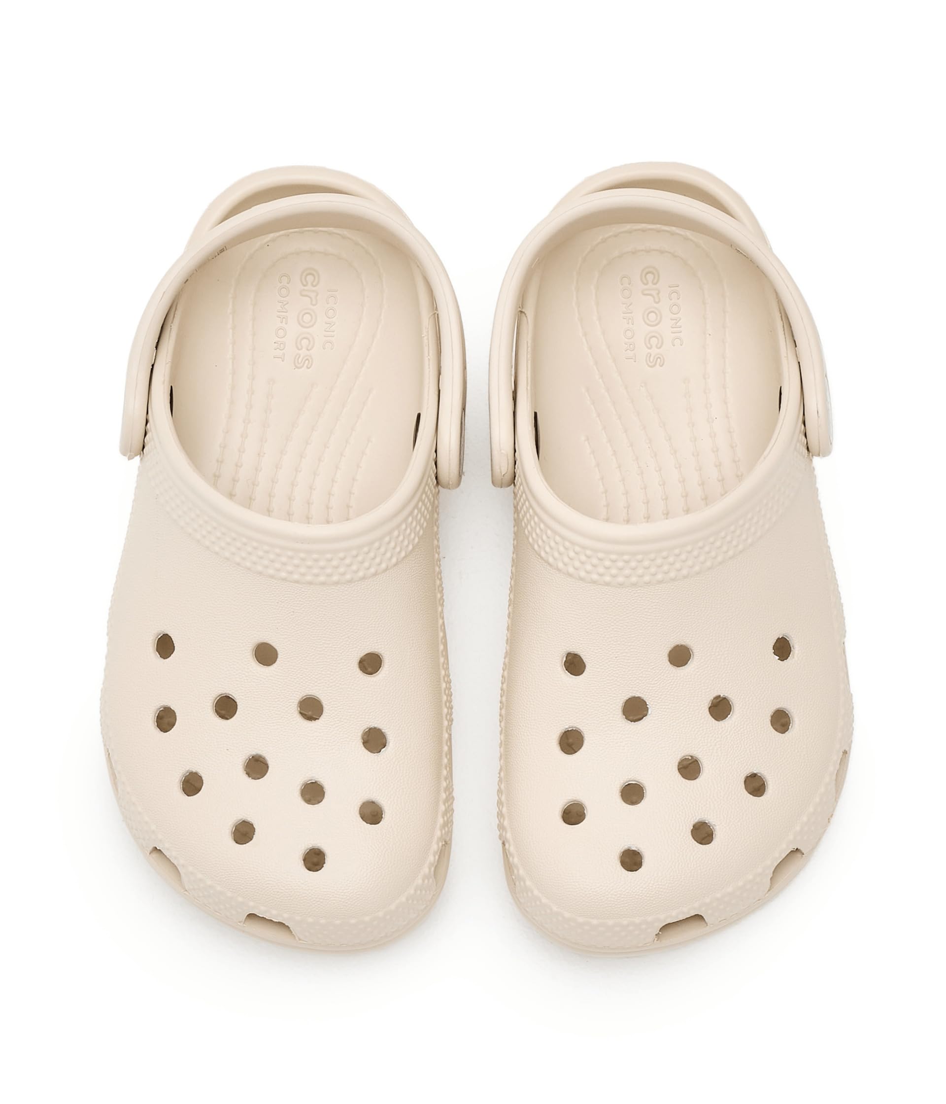 Gros plan sur les sabots Crocs Classic Clog T pour enfants, mettant en évidence leur matériau léger et leurs perforations caractéristiques.