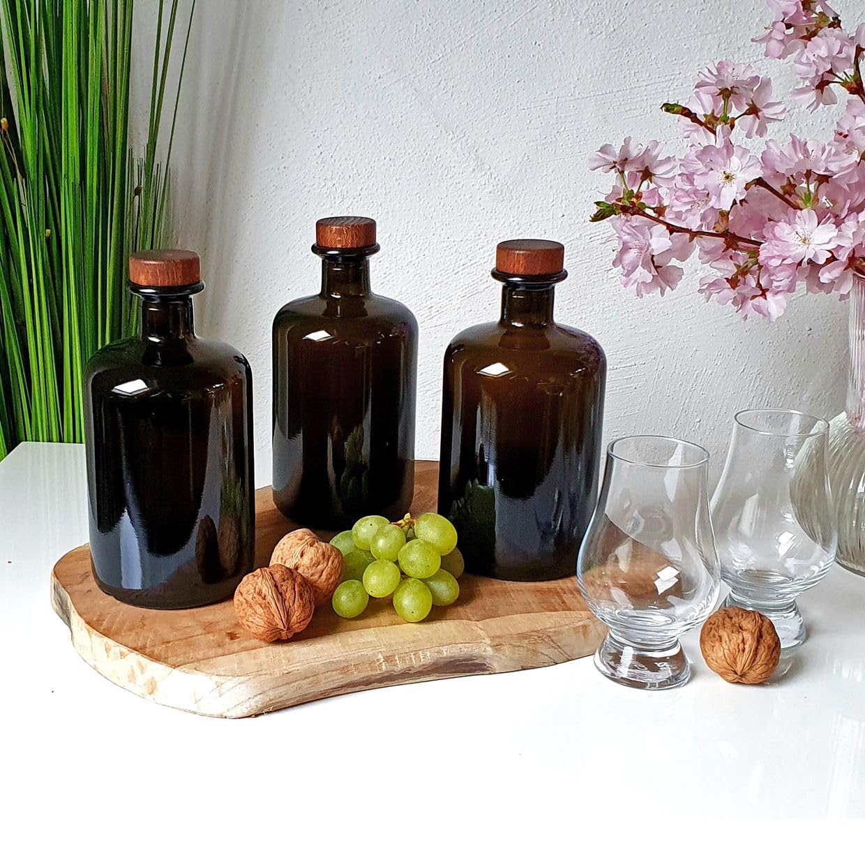 Geniess-Bar! 3x Apothekerflaschen braun 500ml leer Holzkorken natur, elegante Braunglas Flaschen schwarz antik für Öl, Gin, Kräuter Schnaps od. als Geschenk 0,5L Glasflaschen Küche, Haushalt & Wohnen
