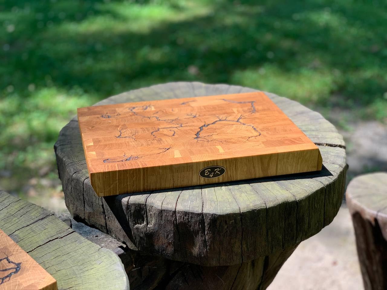 B4K® Hackblock mit Ständer aus Eiche 35x25x4 cm | Lichtenberg-Blitze Design | Premium Hirnholzbrett mit Griffen | Handgefertigtes Schneidebrett | Antibakteriell & Messerschonend