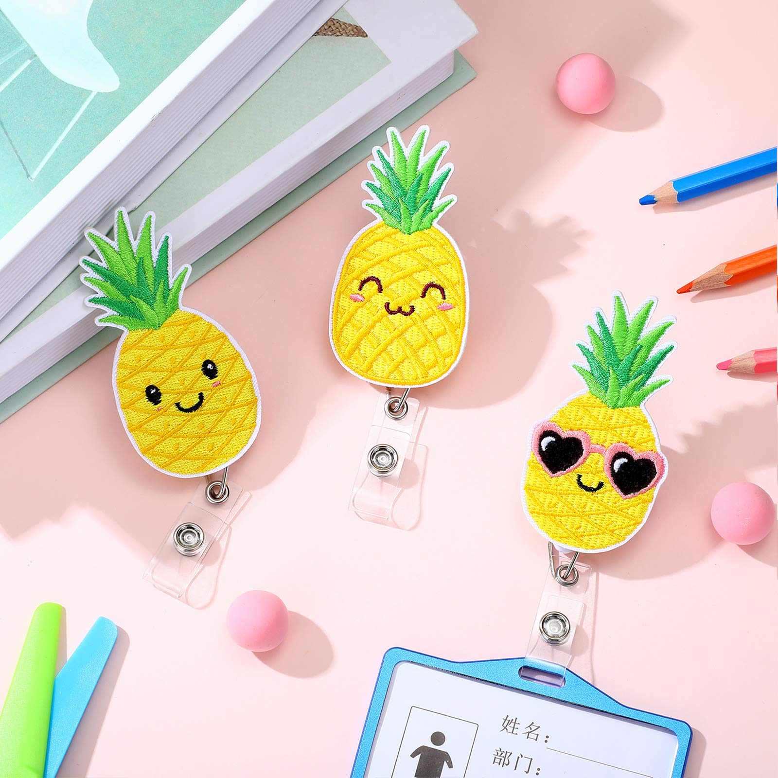 Amazon | パイナップルバッジリールホルダー 夏フェルト 刺繍 格納式
