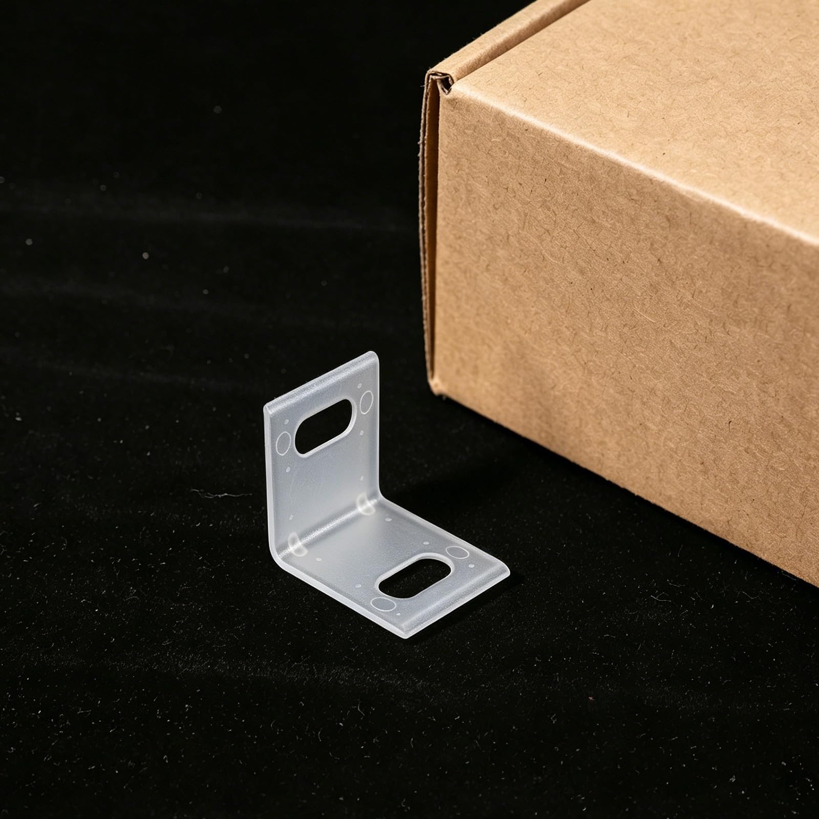Lurrose 50 pezzi di protezioni angolari in plastica per reggiatura, protezioni angolari per pallet con fessure per cinghie, riutilizzabili per cinghie per cartoni, scatole e carichi di spedizione