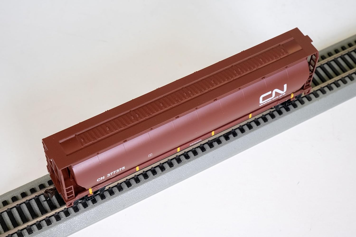 Bachmann Trains - Canadian 4 Bay Cylindrical Grain Hopper - Canadian National #377375 (Oxide red) - HO Scale (19103)
