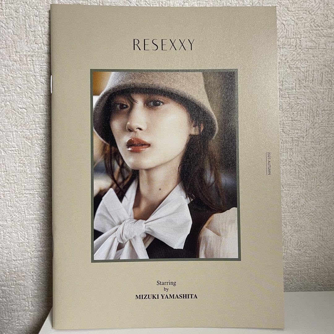 Amazon.co.jp: 乃木坂46 山下美月 RESEXXY カタログ 秋 AUTUMN 写真集