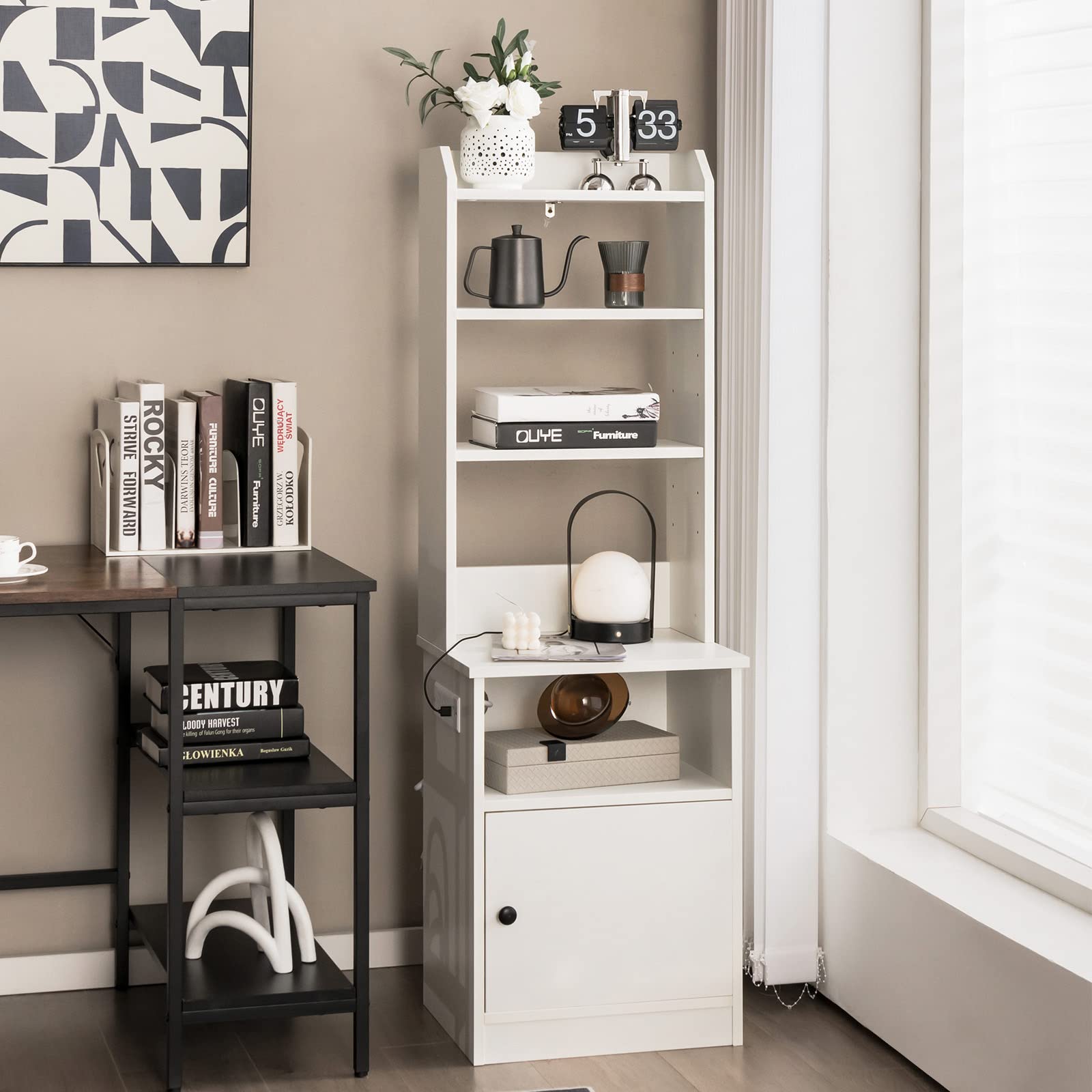 GIANTEX Comodino alto con stazione di ricarica, tavolino da notte con ripiani regolabili e armadi e prese e porte USB, mobile di immagazzinaggio libreria tavolino per camera da letto ufficio soggiorno