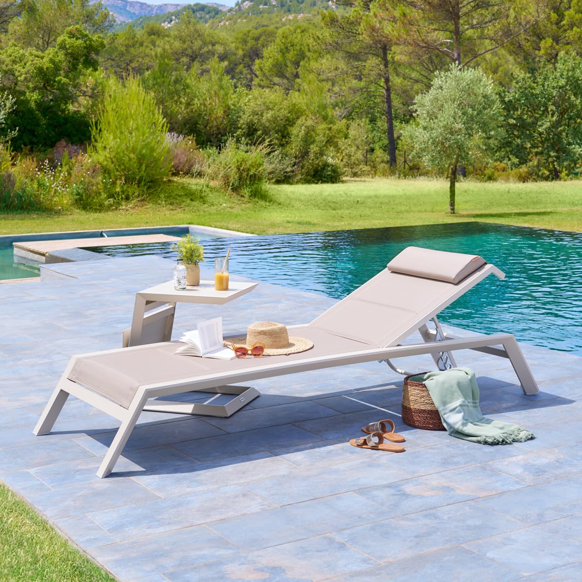 Hespéride - Transat Inclinable Allure Lin et Argile 2 Roues Empilable Anti-Rouille 5 Positions Mobilier Détente pour Jardin, Terrasse, Balcon