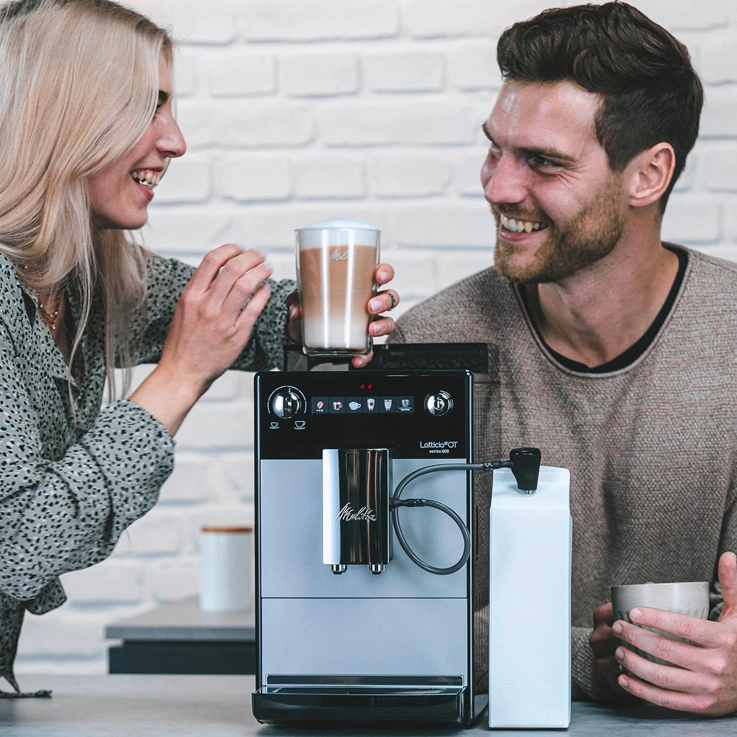 Melitta Latticia One Touch Argent, Machine à Café à Grains avec Broyeur et Système Latte Perfection, Silencieuse, Mode 1 à 2 Tasses, Automatique, F300-101, 1450W