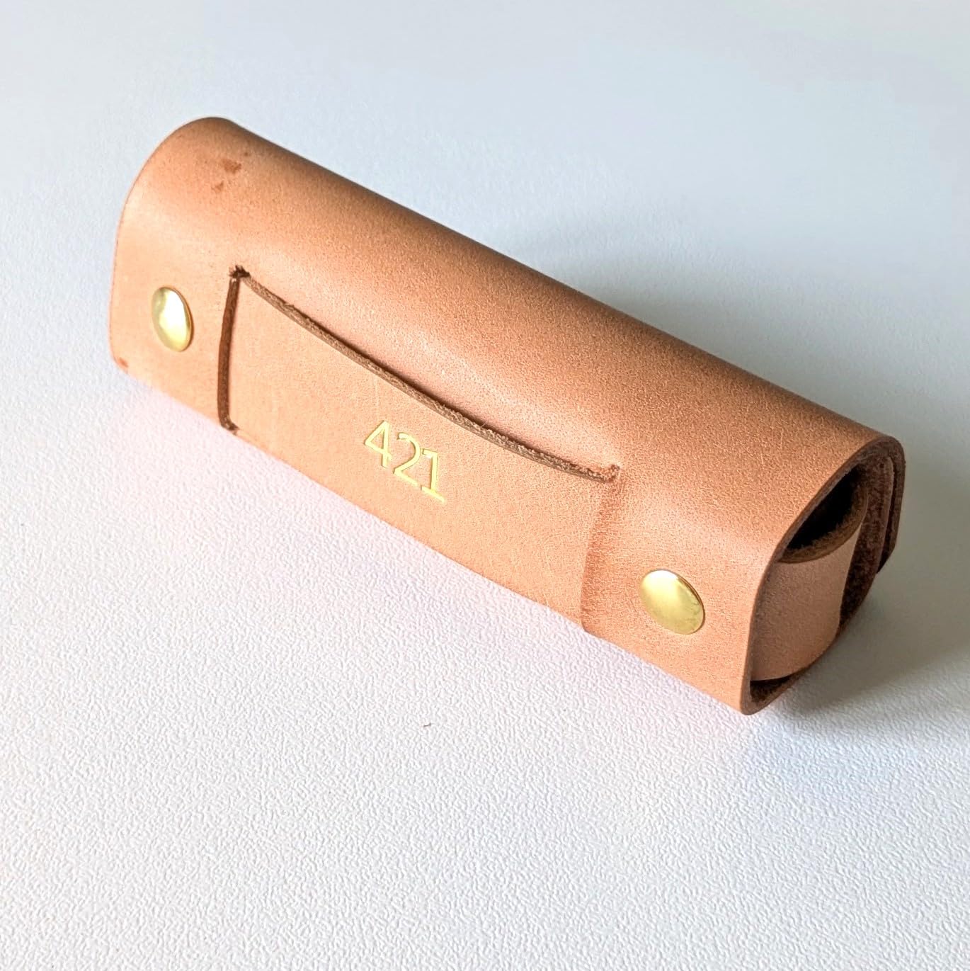 Jeu de 421 dans Un étui en Cuir véritable, fabriqué à la Main en France. Personnalisation pour Cadeau.