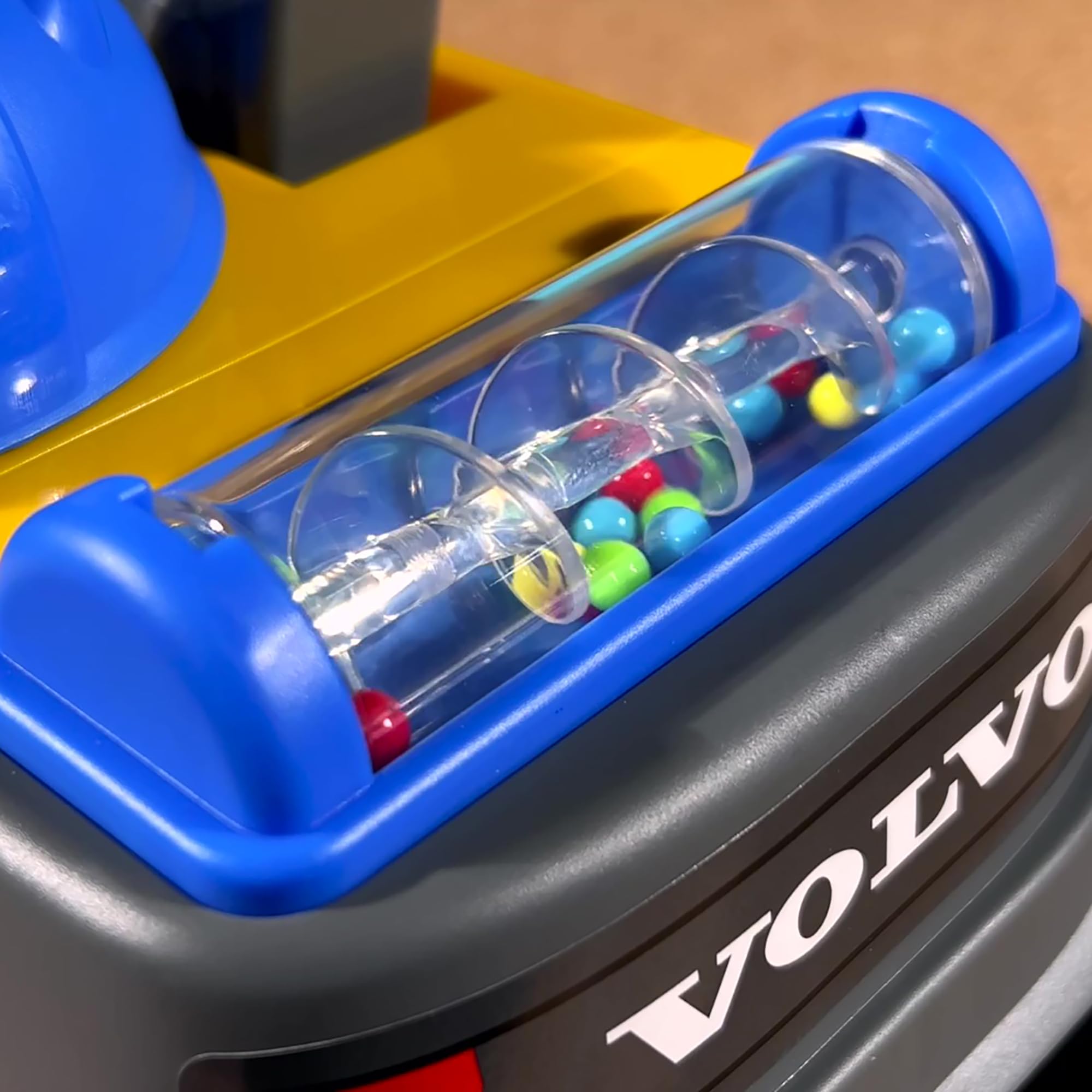 Dickie ABC - Danny Digger - Véhicule Pelleteuse (25 cm) pour Enfants à partir de 2 Ans - Véhicule Volvo motorisé pour travaux avec Bras Pelleteuse Mobile, Fonctions Jouet, lumière et Son (204114013)
