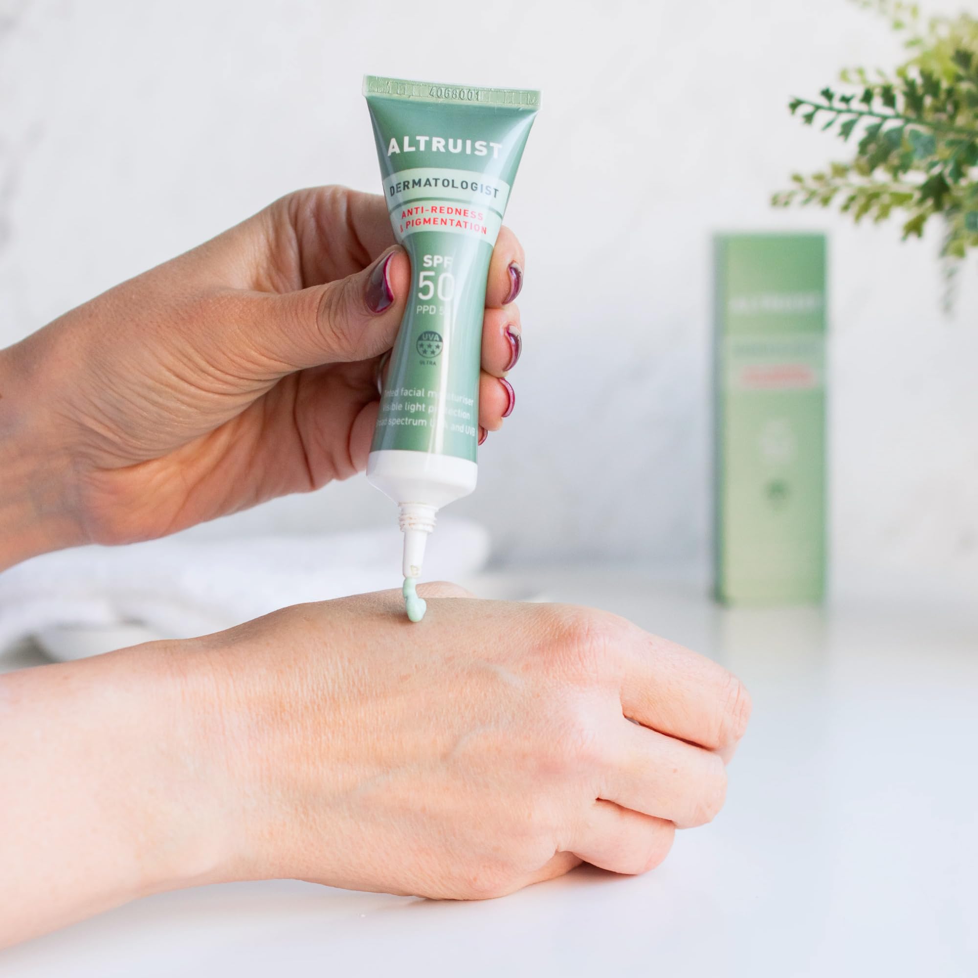 Altruist Kolorowy krem nawilżający przeciw zaczerwienieniom i pigmentacji SPF50, 5 gwiazdek UVA, bezzapachowy krem do twarzy dla skóry wrażliwej, do wszystkich rodzajów skóry, 30 ml