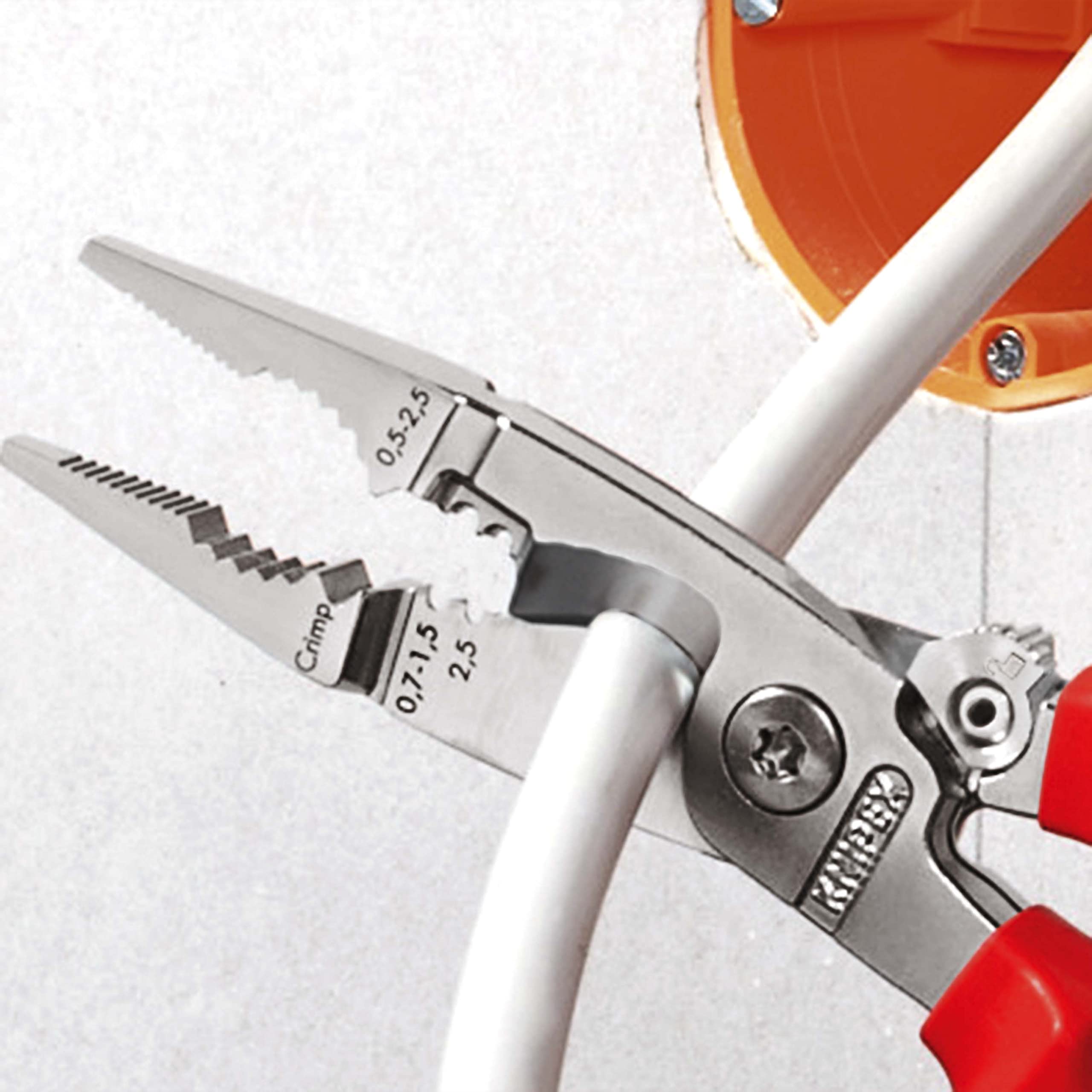 KNIPEX Szczypce do prac elektroinstalacyjnych w blister chromowany z wielokomponentowymi nasadkami izolowanymi wg VDE 200 mm, 13 96 200 T BK