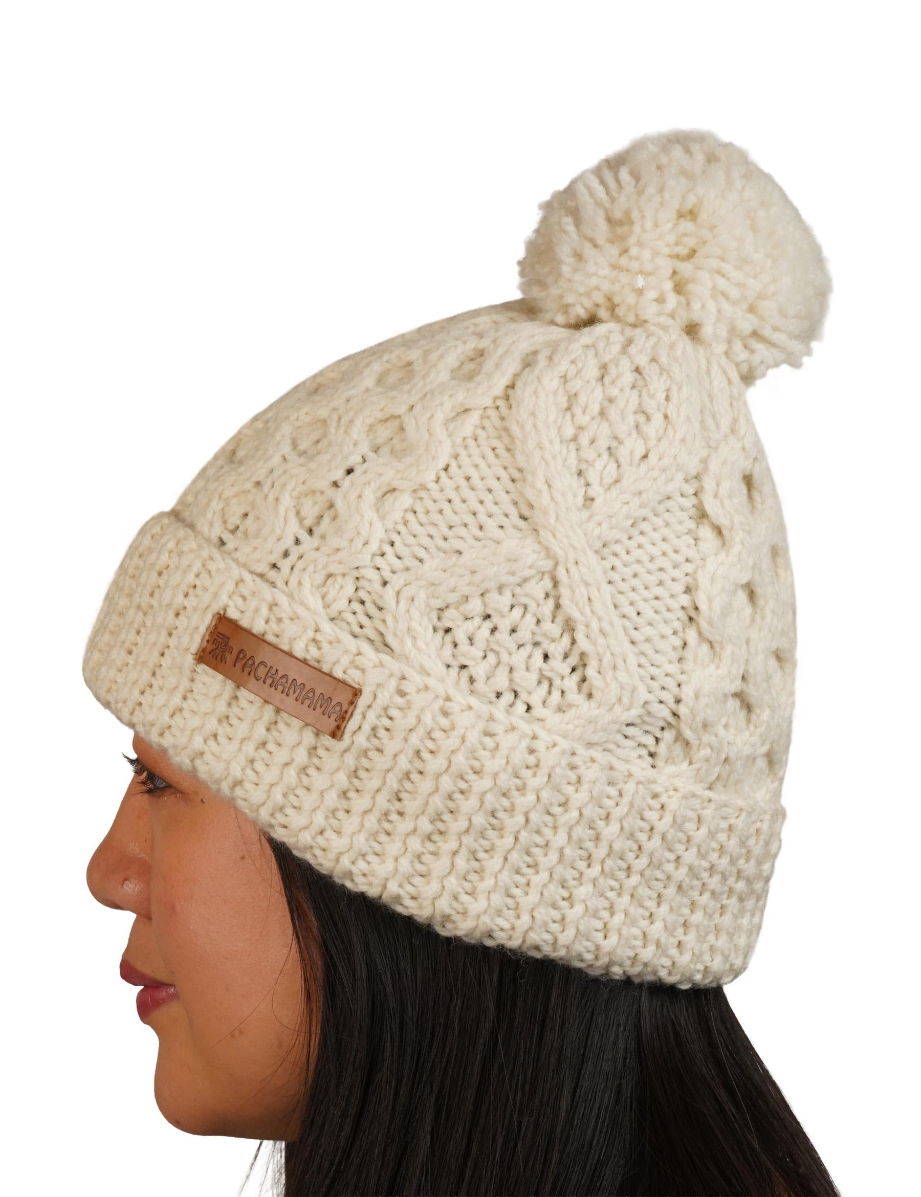 Pachamama Bonnet à pompon 100 % pure laine mérinos tricotée à la main Motif torsadé Uni Taille unique Fait à la main Doux Chaud Respirant Évacuation de l'humidité Commerce équitable