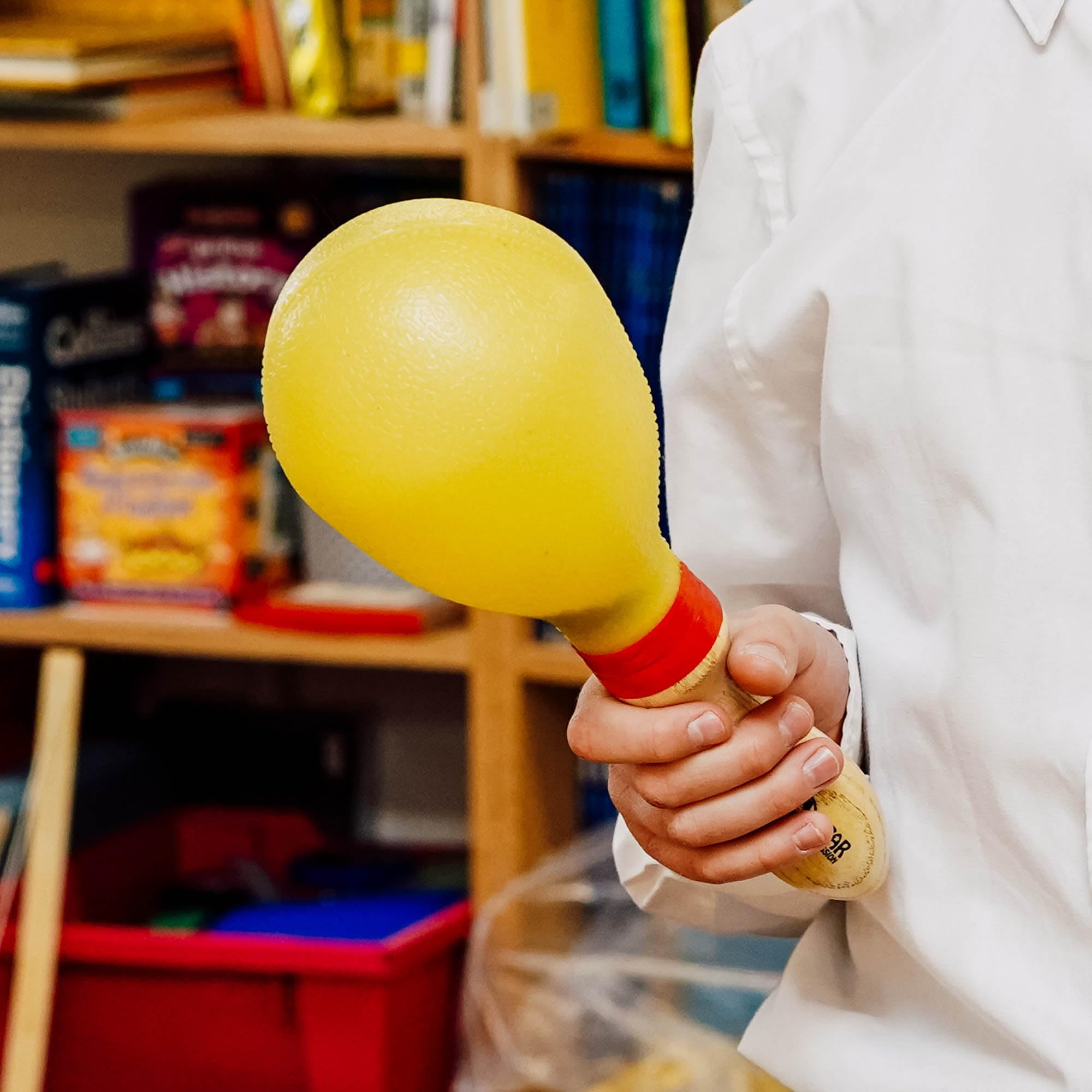 A-Star - Par de maracas grandes de plástico con mango de madera - Sonajero agitador de 25 cm, instrumento de ritmo de percusión - Paquete de 10 pares