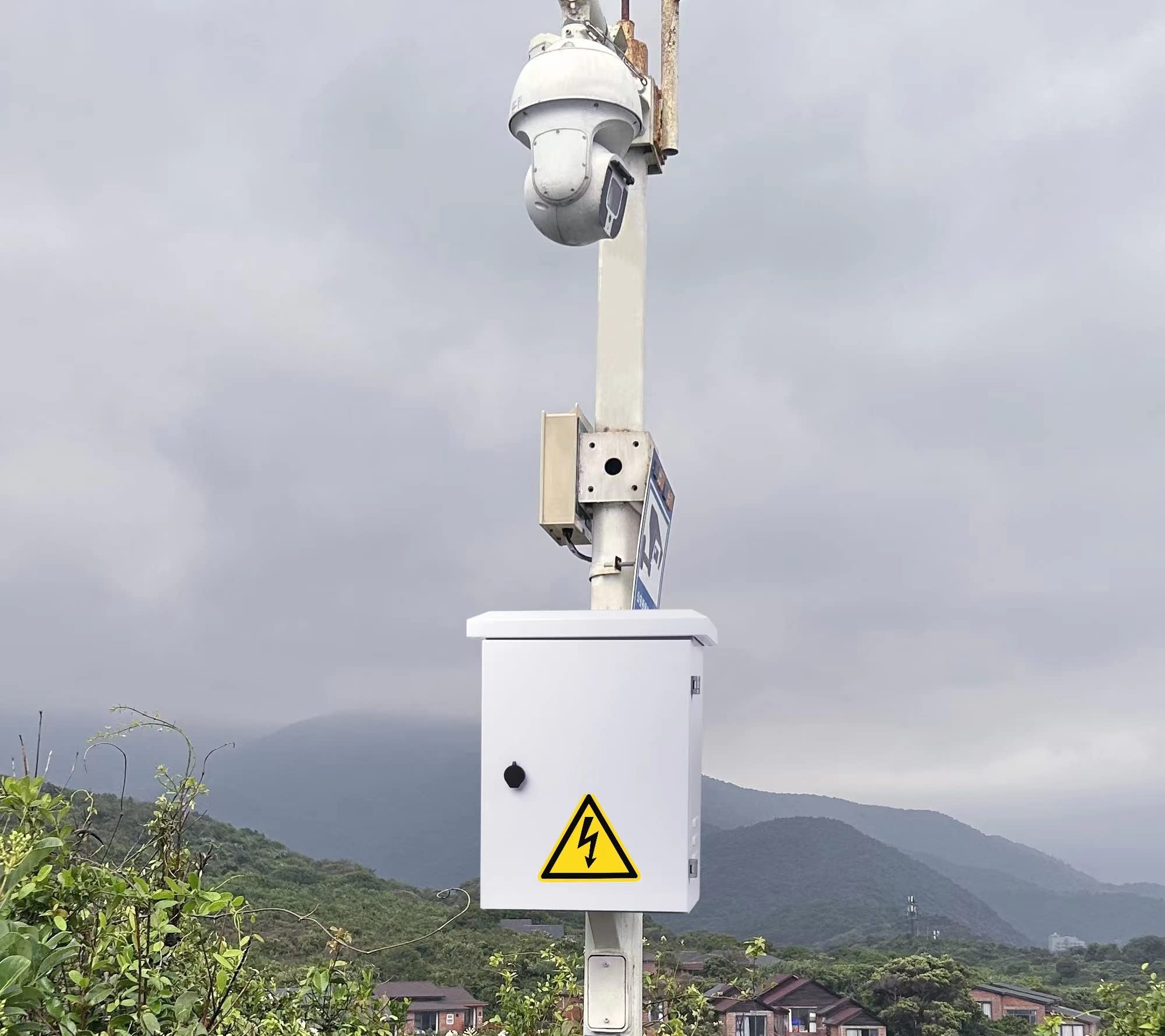 Recinto de metal para exteriores con capucha de lluvia, caja impermeable para electrónica WiFi/caja de disyuntor de red con diseño ventilado, gabinete de proyectos de cable con agujero de montaje en