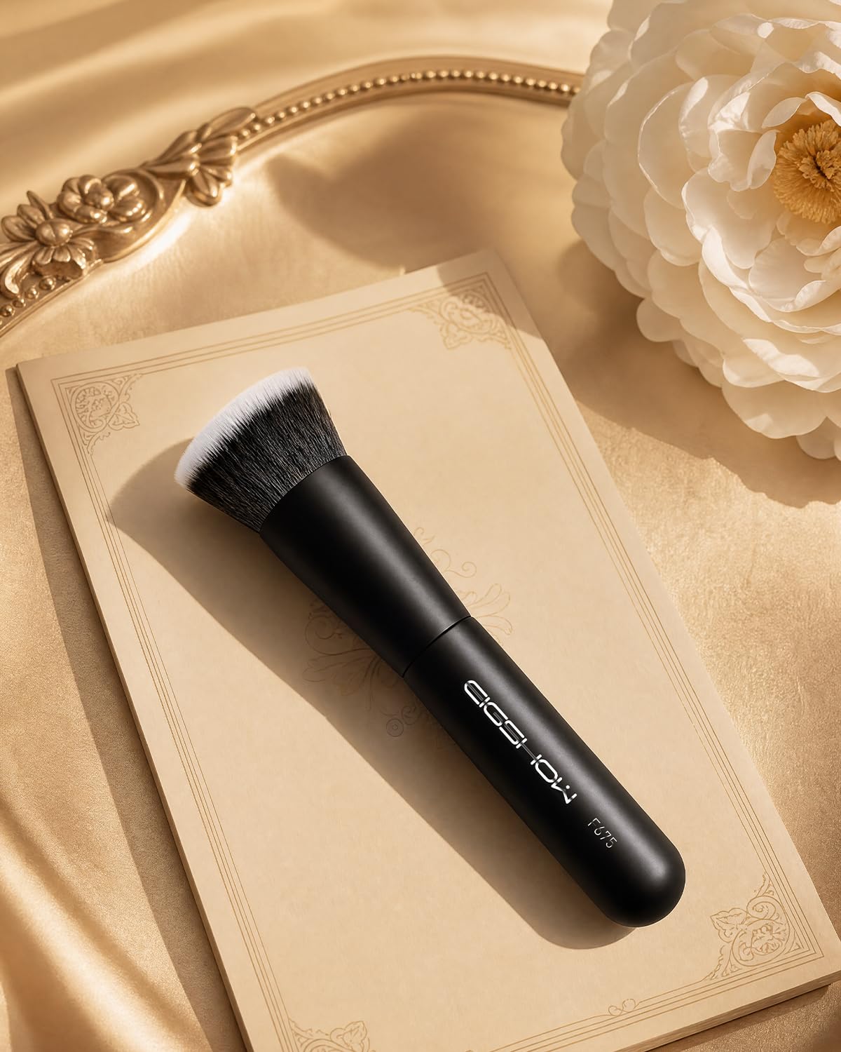 EIGSHOW Pennello da fondotinta da viaggio, pennello Kabuki premium formato tasca per fondotinta liquido, crema e polvere e correttore, con setole vegane ultra morbide e dense (Nero opaco)