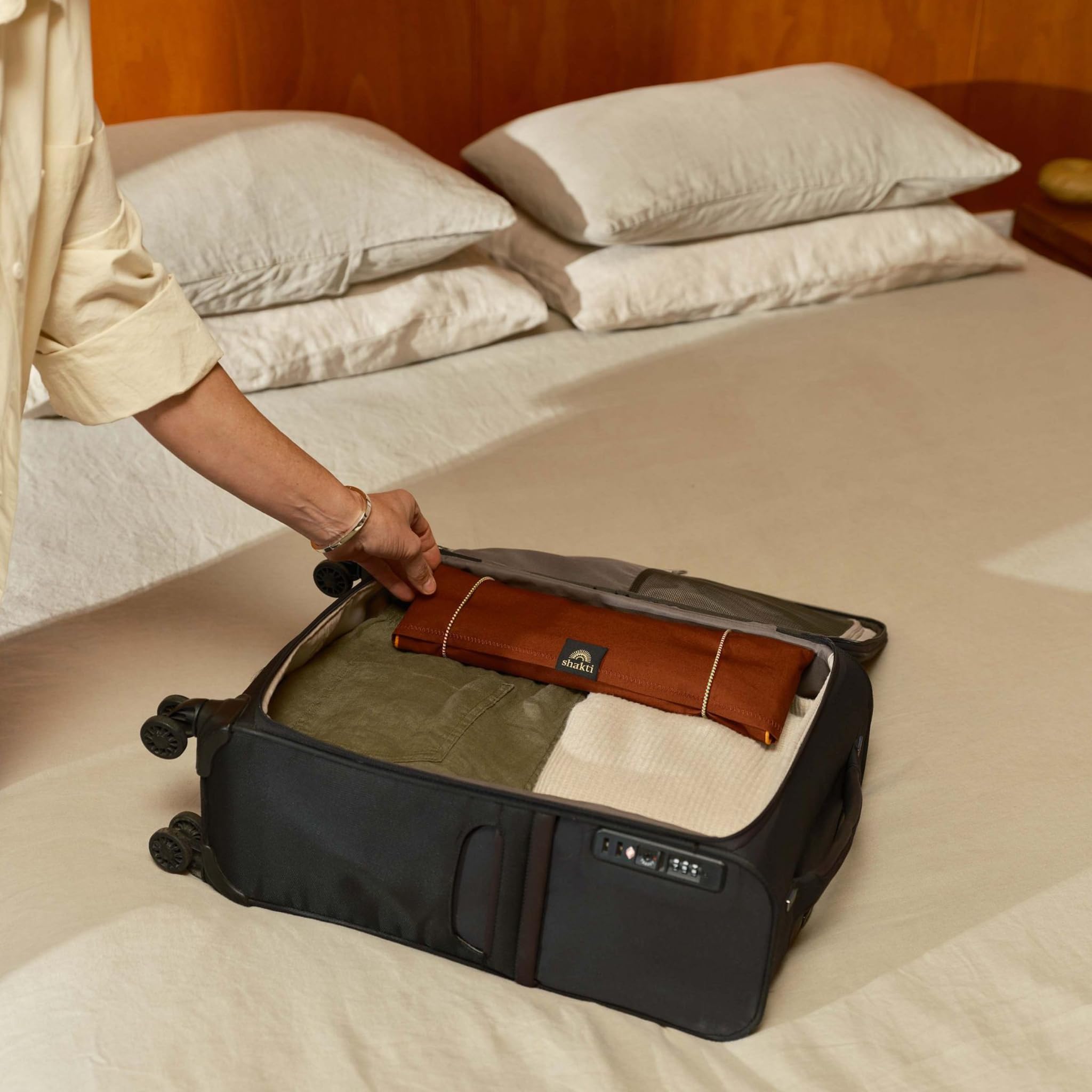 ShaktiMat [Das Original seit 2007] Travel Mat - Kompakte Akupressurmatte ohne Innenfüllung zur Entspannung für Rücken, Nacken, Füße, Ethische Handarbeit, GOTS-zertifizierte Bio-Baumwolle - Onyxschwarz