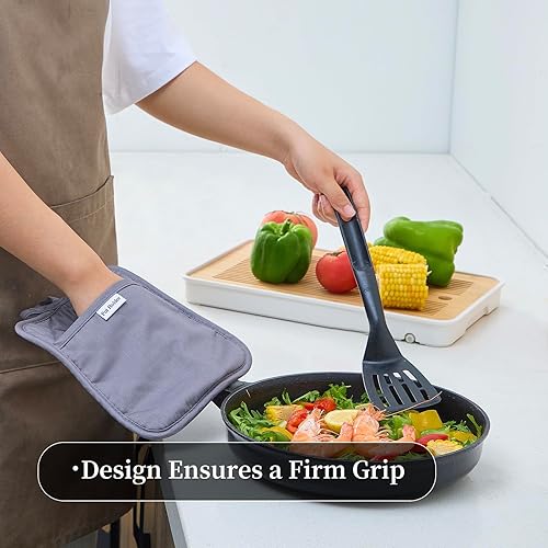 Miniatura 3 de Kitchen Everyday - Juego de 2 soportes para ollas básicos resistentes al calor, silicona suave, resistente al agua, guantes de horno con bolsillo,