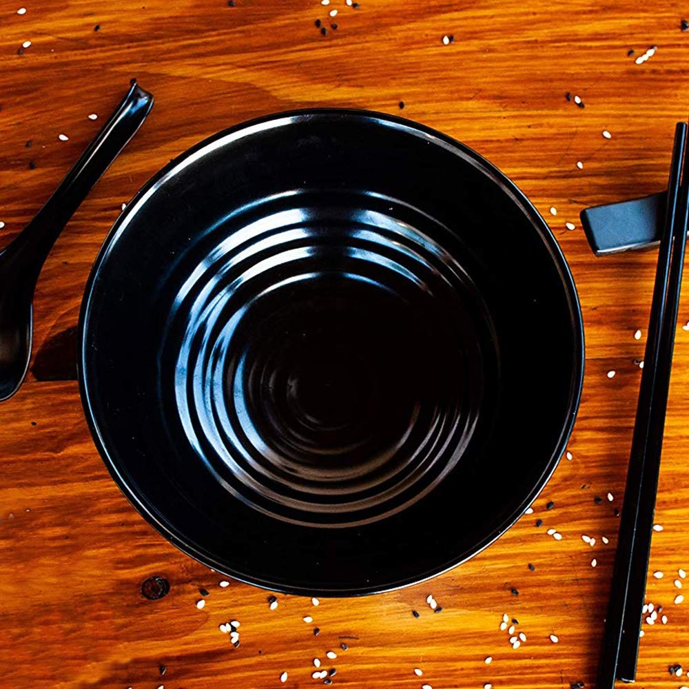 Juego de 2 tazones para Ramen, Estilo asiático japonés, con cucharas y Palillos, de melamina de Calidad de Restaurante, Ideal para pho, Fideos, Udon y Cualquier Otra Comida tailandesa. Ideales para s